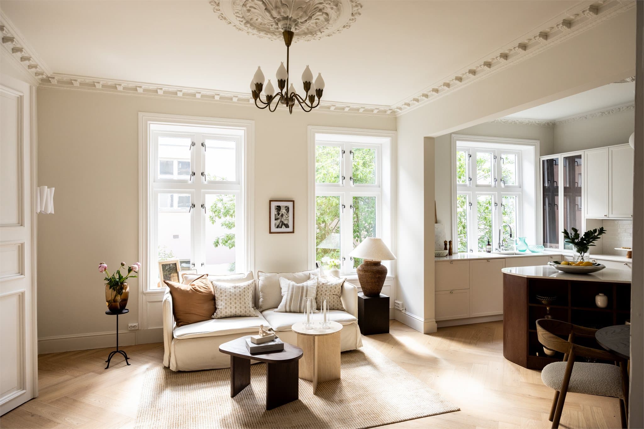 Her presenteres en nyrenovert (2025) og virkelig gjennomført leilighet beliggende ved en rolig løkke mellom Bislett og Bogstadveien.