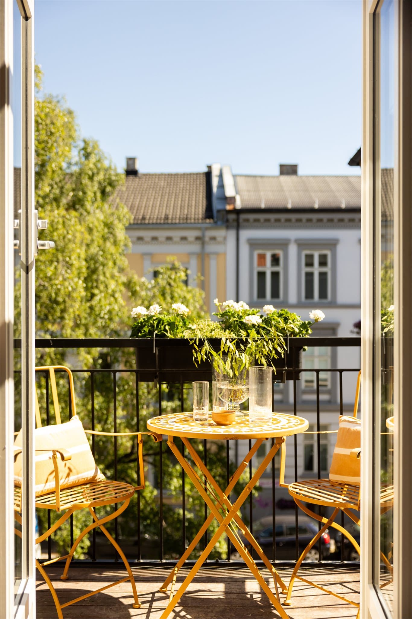 Her er det videre utgang til balkongen som gir en fin forlengelse av rommet gjennom vår- og sommerhalvåret.