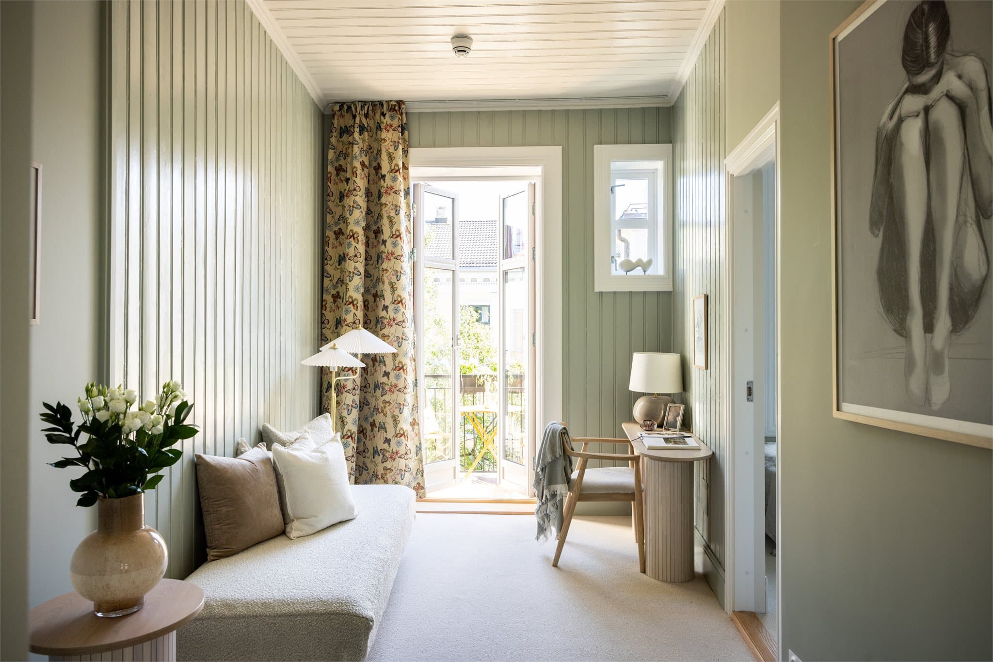 Fra kjøkkenet kommer du inn til et nydelig rom med videre utgang til balkongen.