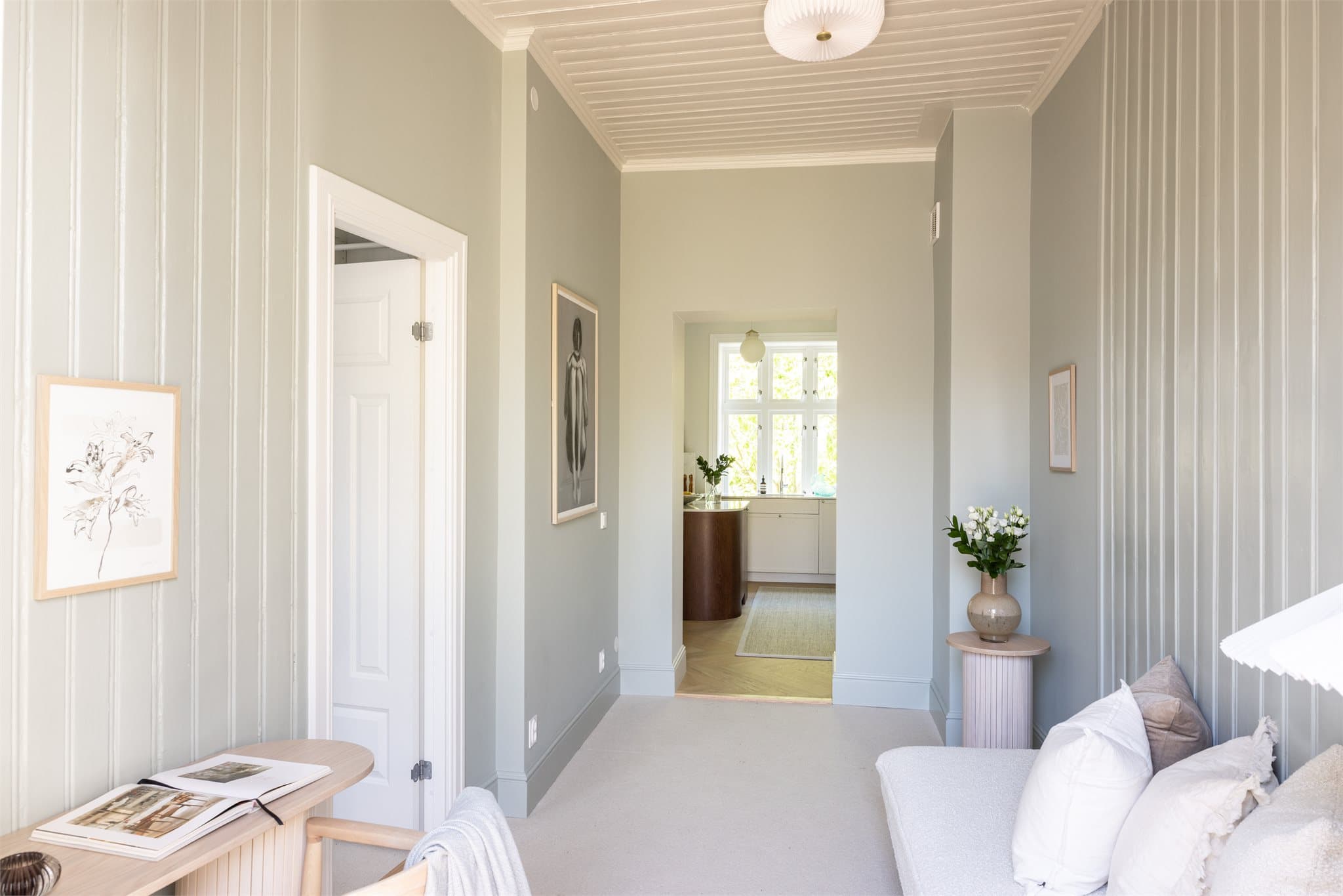 Gulvet er lagt med ullteppe som gir rommet en behagelig og lun vibe.