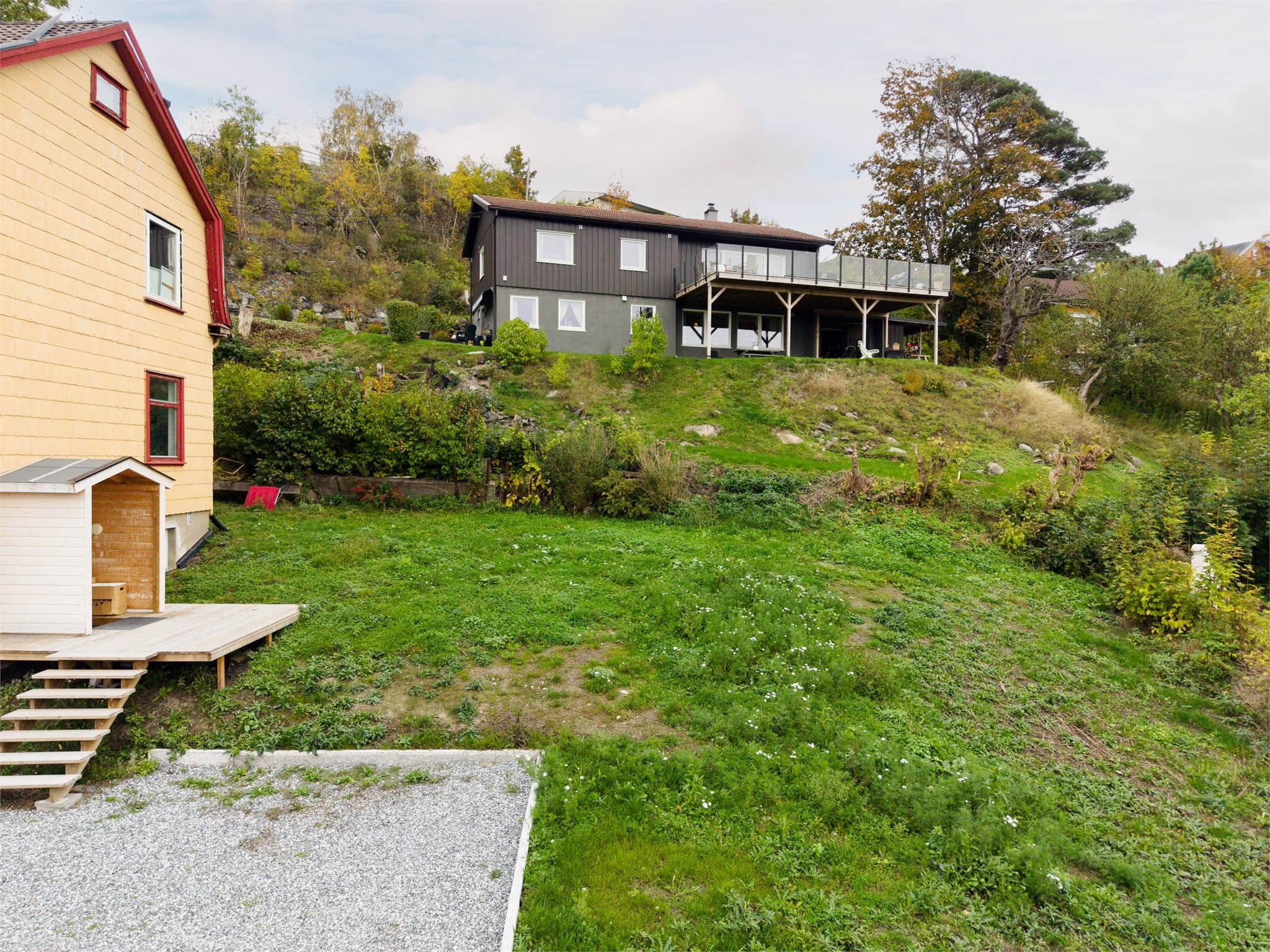 Felles tomt med grøntareal og solrike uteområder på baksiden.