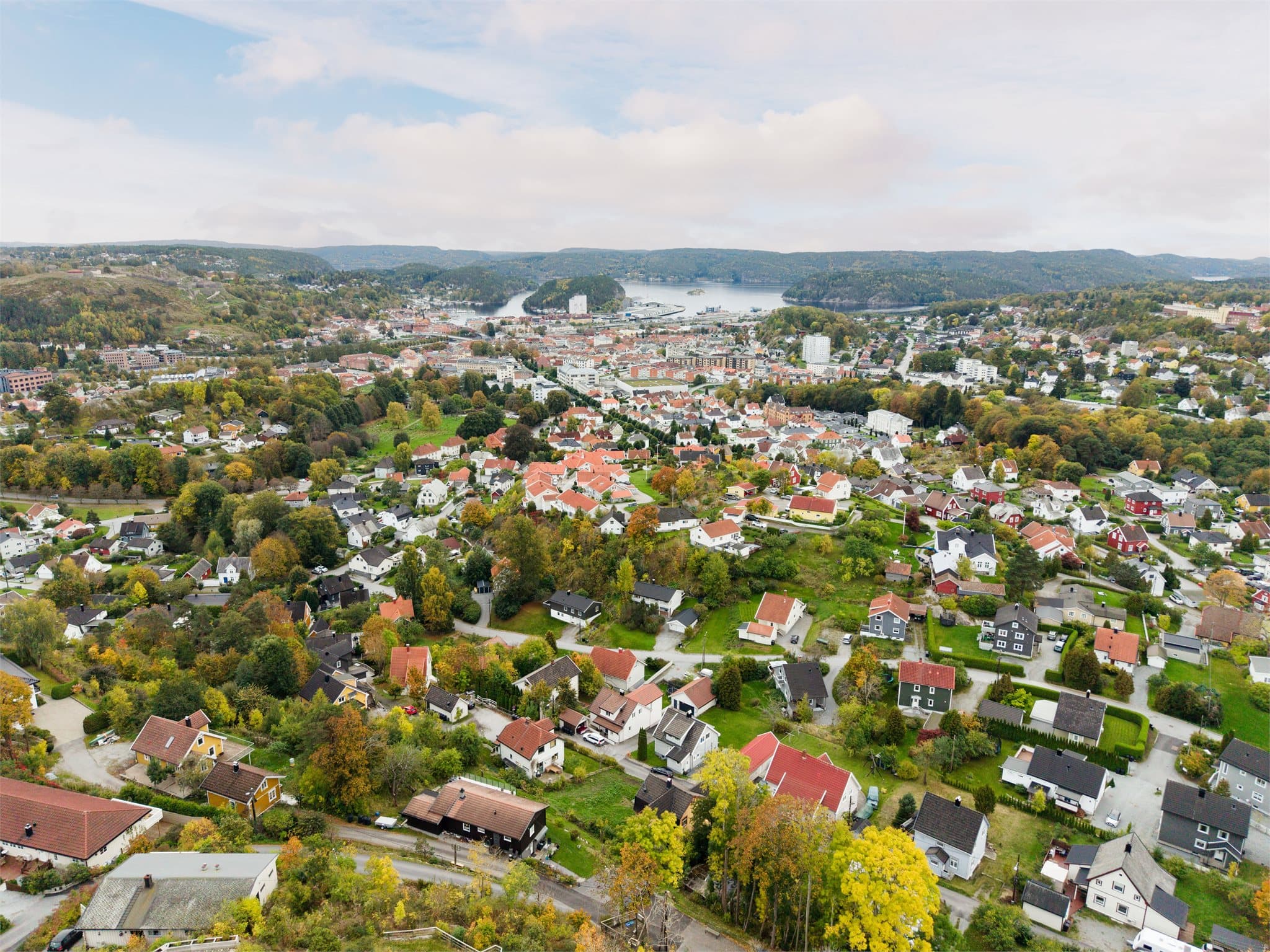 Utsikt over Halden sentrum og Iddefjorden, kun fem minutters kjøring unna.