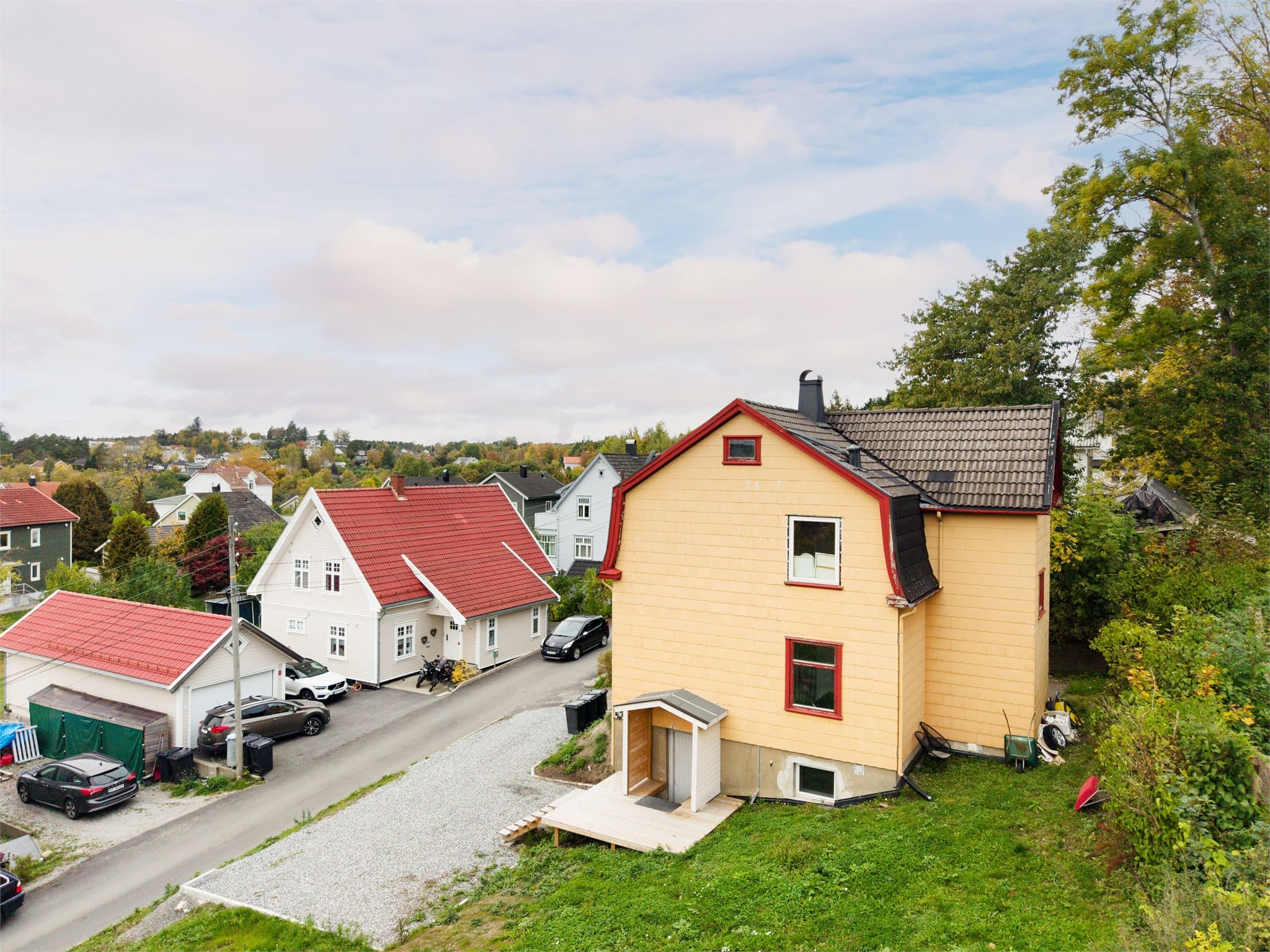 Eiendommen ligger skjermet og barnevennlig til i en blindvei i Gimlebakken.
