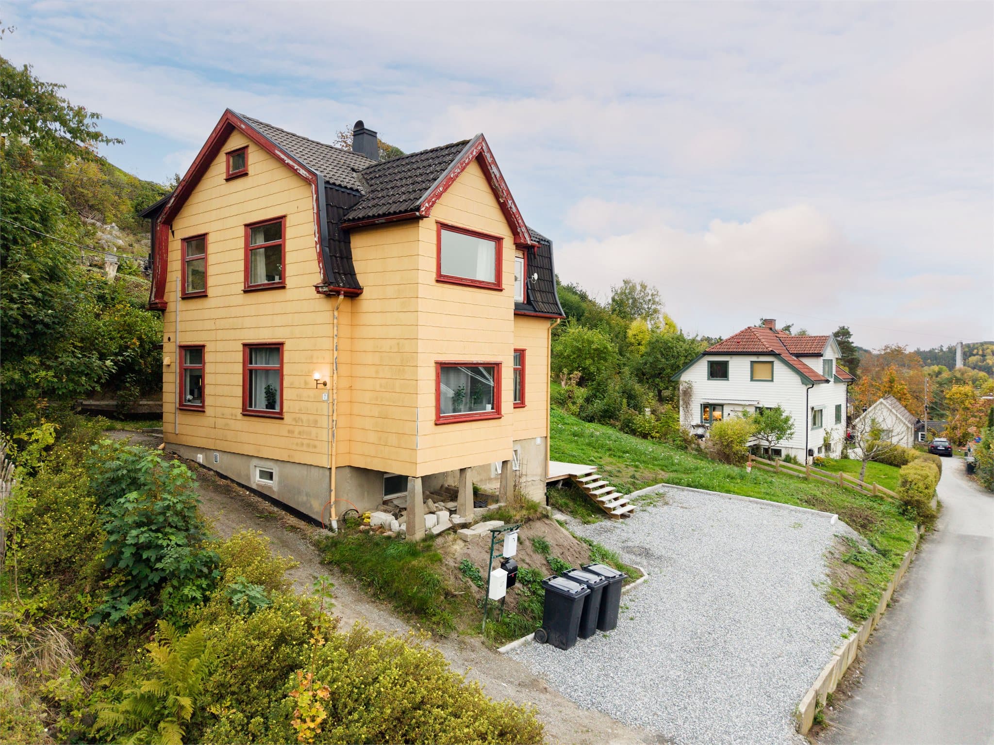 Eiendommen har felles tomt med opparbeidet biloppstillingsplass på terreng.