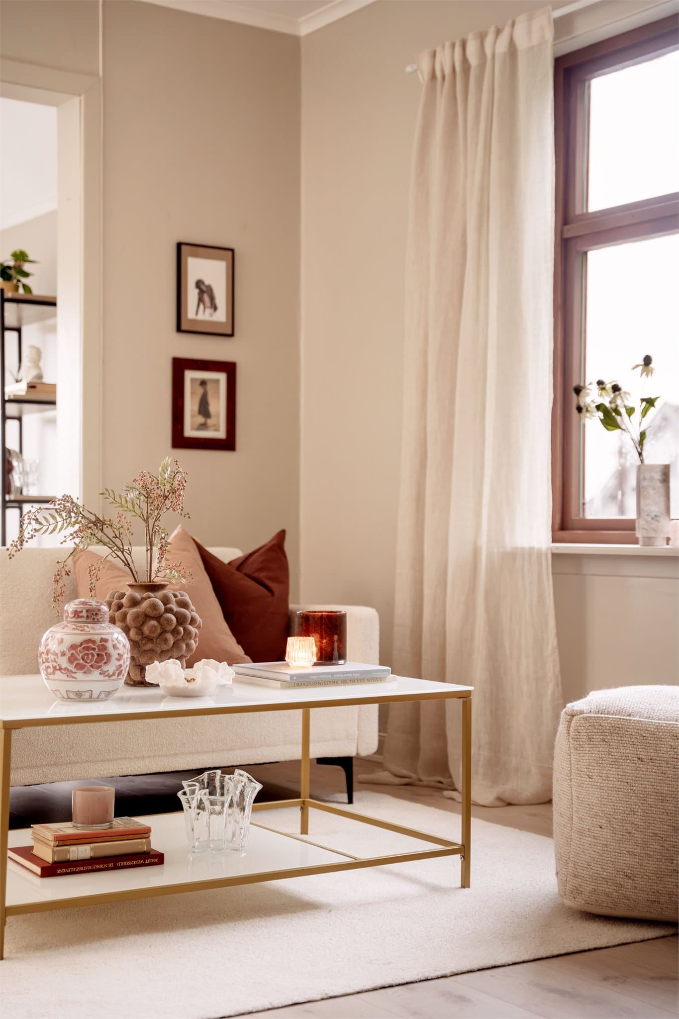 Moderne overflater og harmoniske fargevalg preger oppholdsrommet.