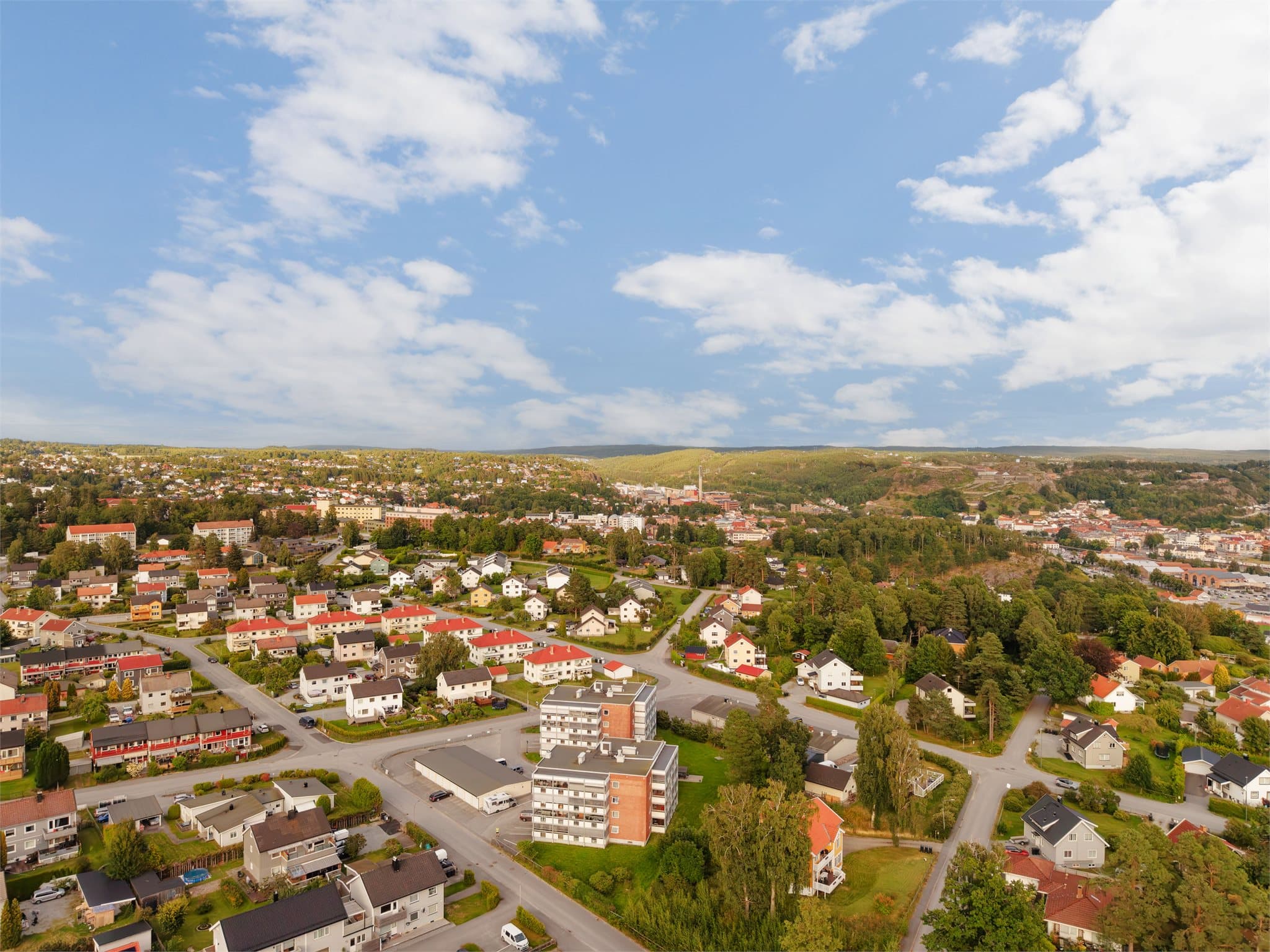 Fra eiendommen er det utsikt over Låby/Remmen-området i Halden.