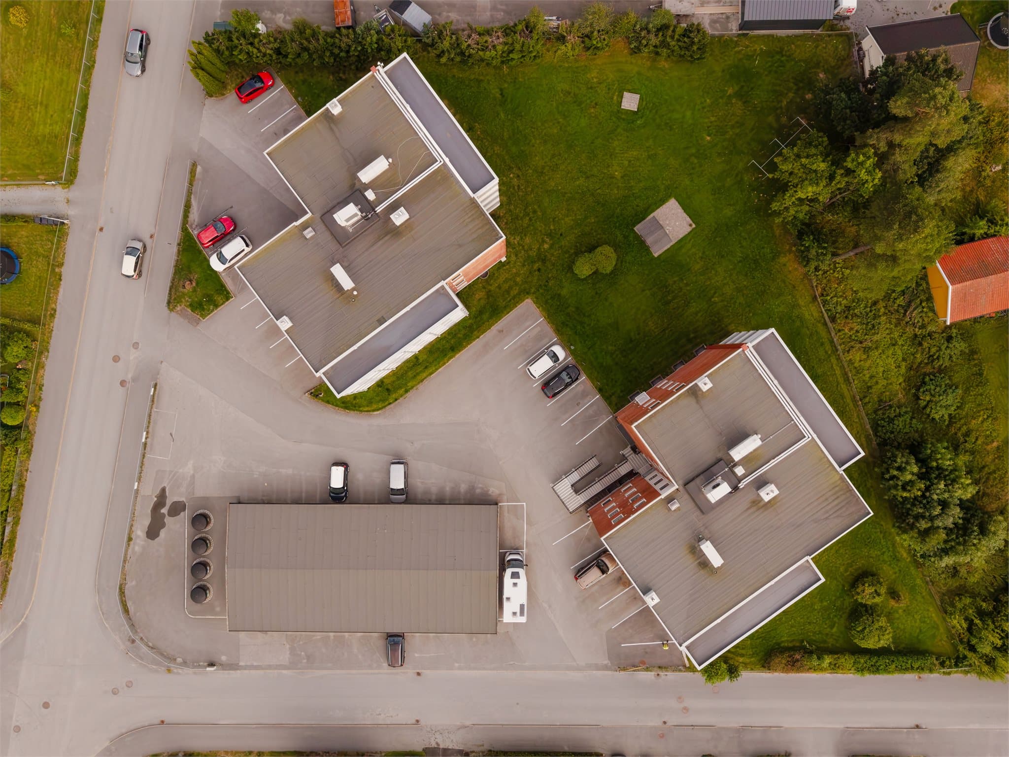 Borettslagets tomt med de to boligblokkene og felles garasjeanlegg.