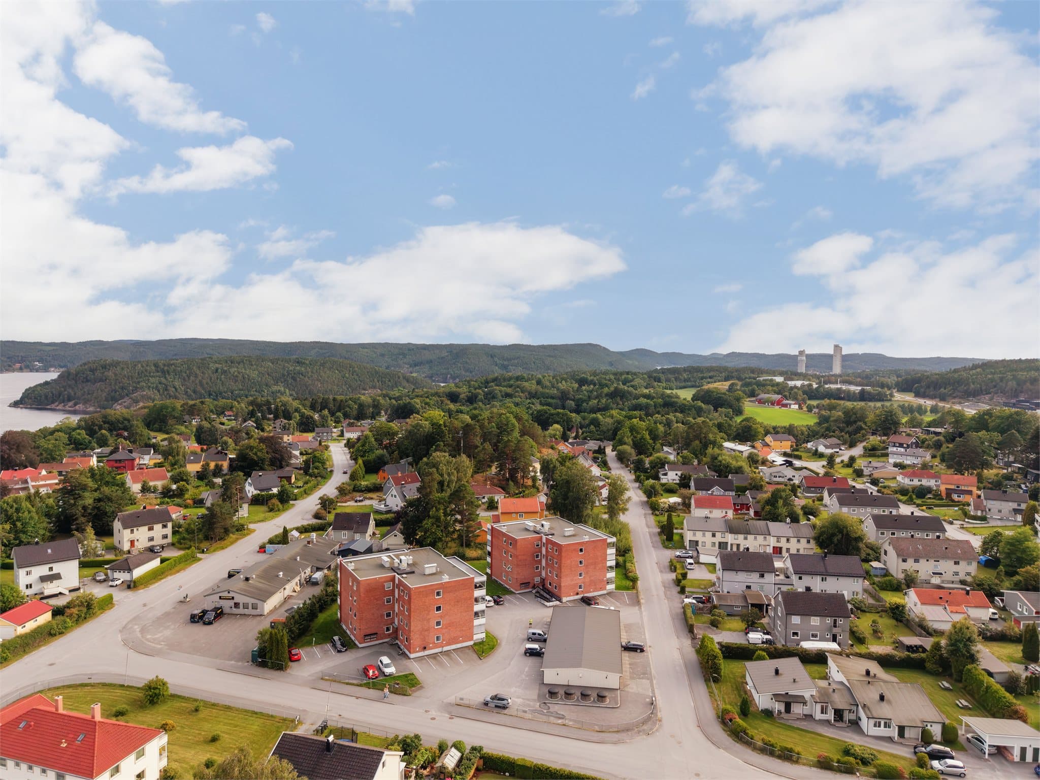 Beliggenhet i et etablert boligområde med nærhet til det meste.
