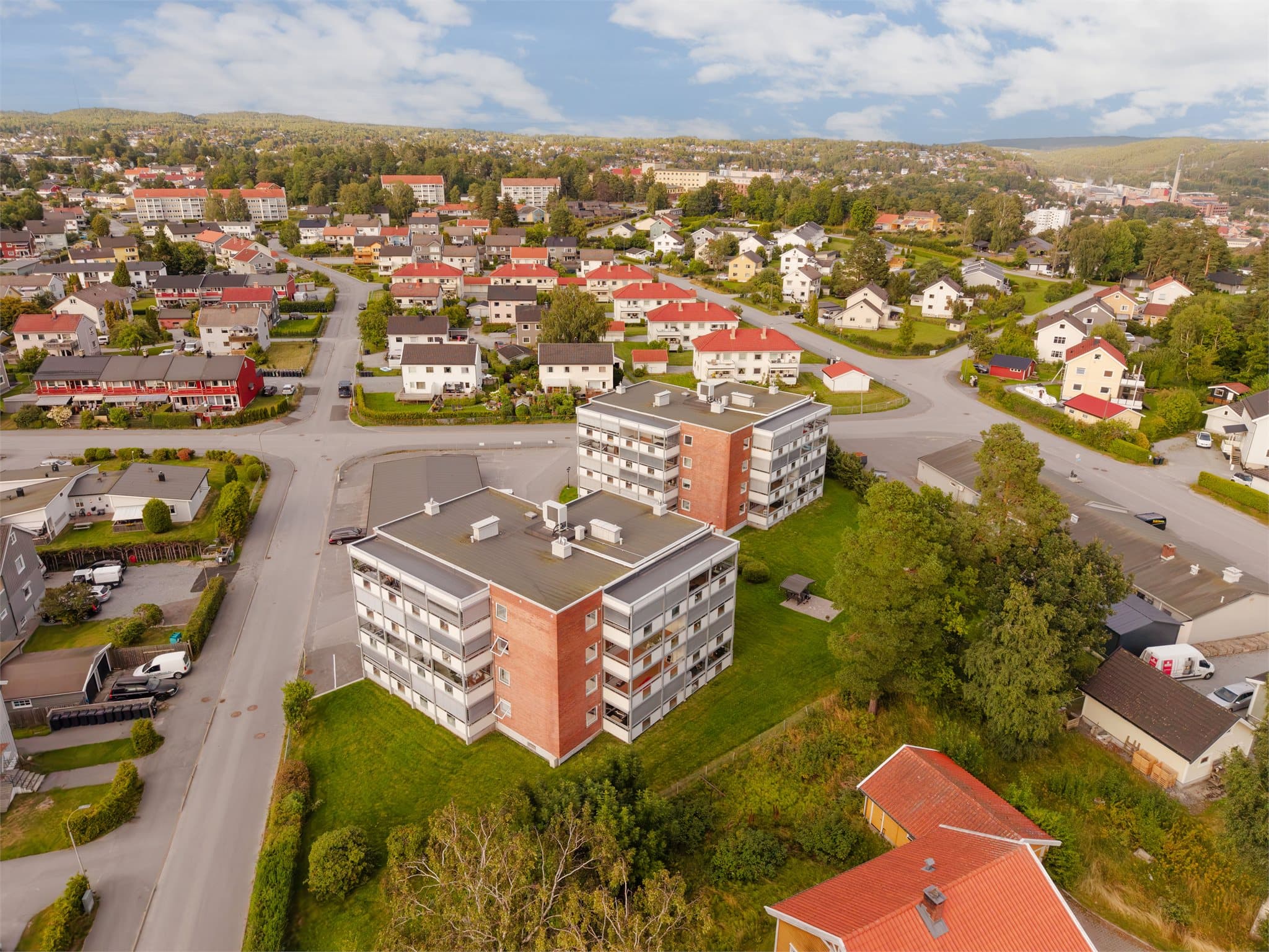 Nærmeste bussholdeplass, Rådyrfaret/Låbyveien, er kun et par minutters gange unna.