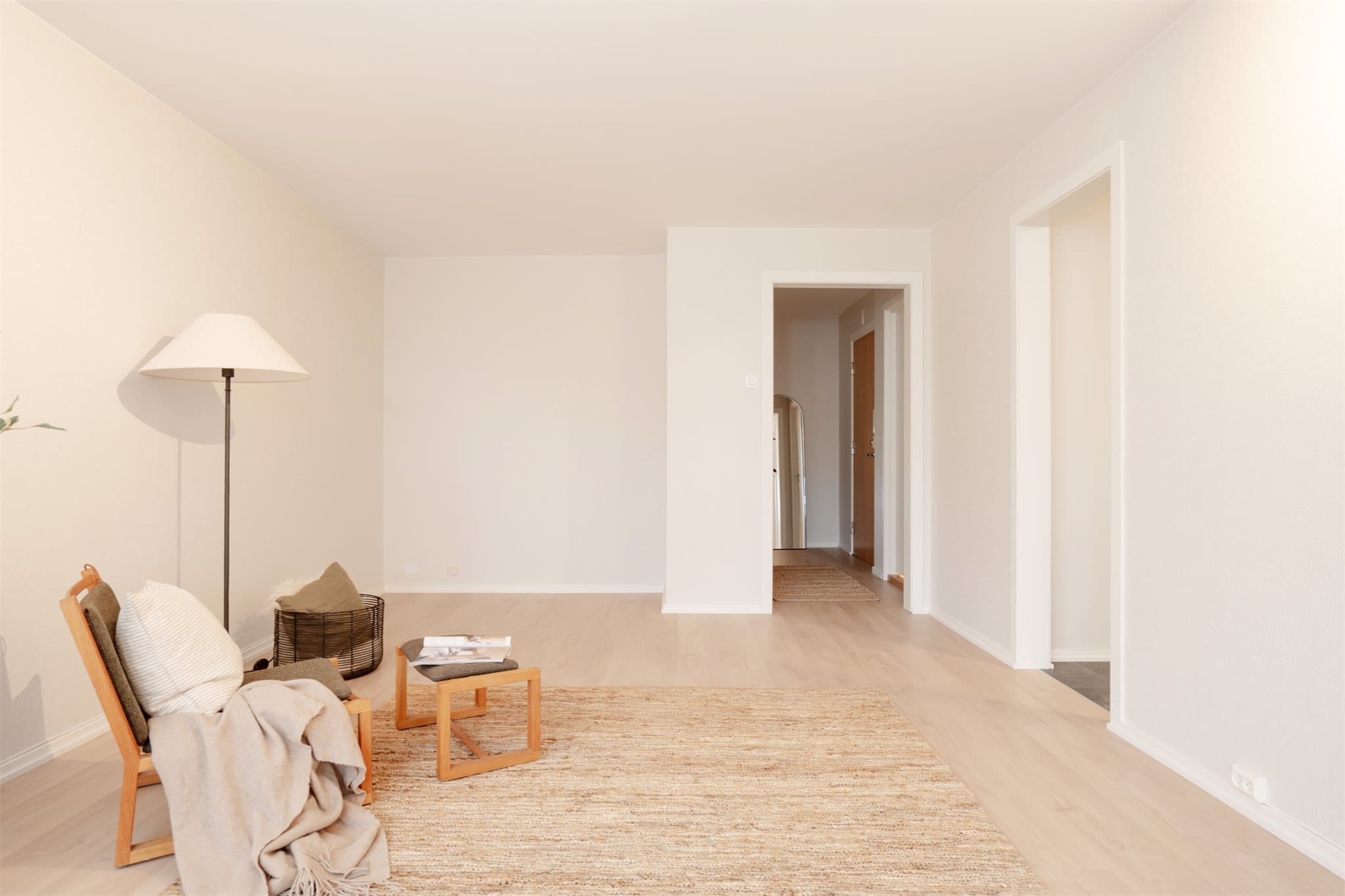 Stuen har god plass til sittegruppe og en takhøyde målt til ca. 2,42 meter.
