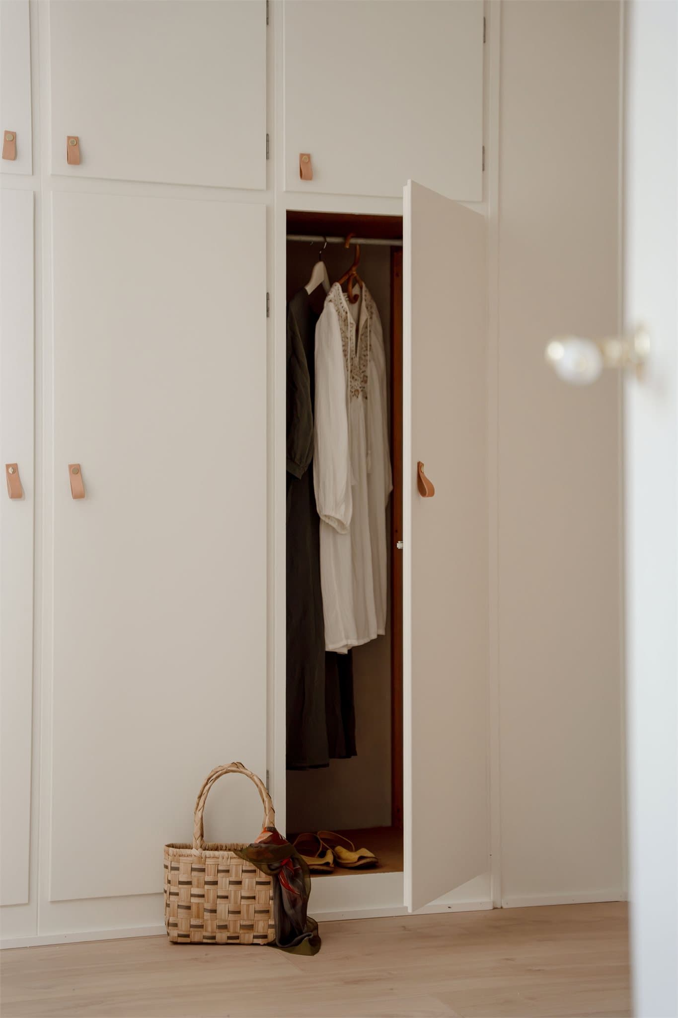 Detalj fra garderobeskapet på soverommet.