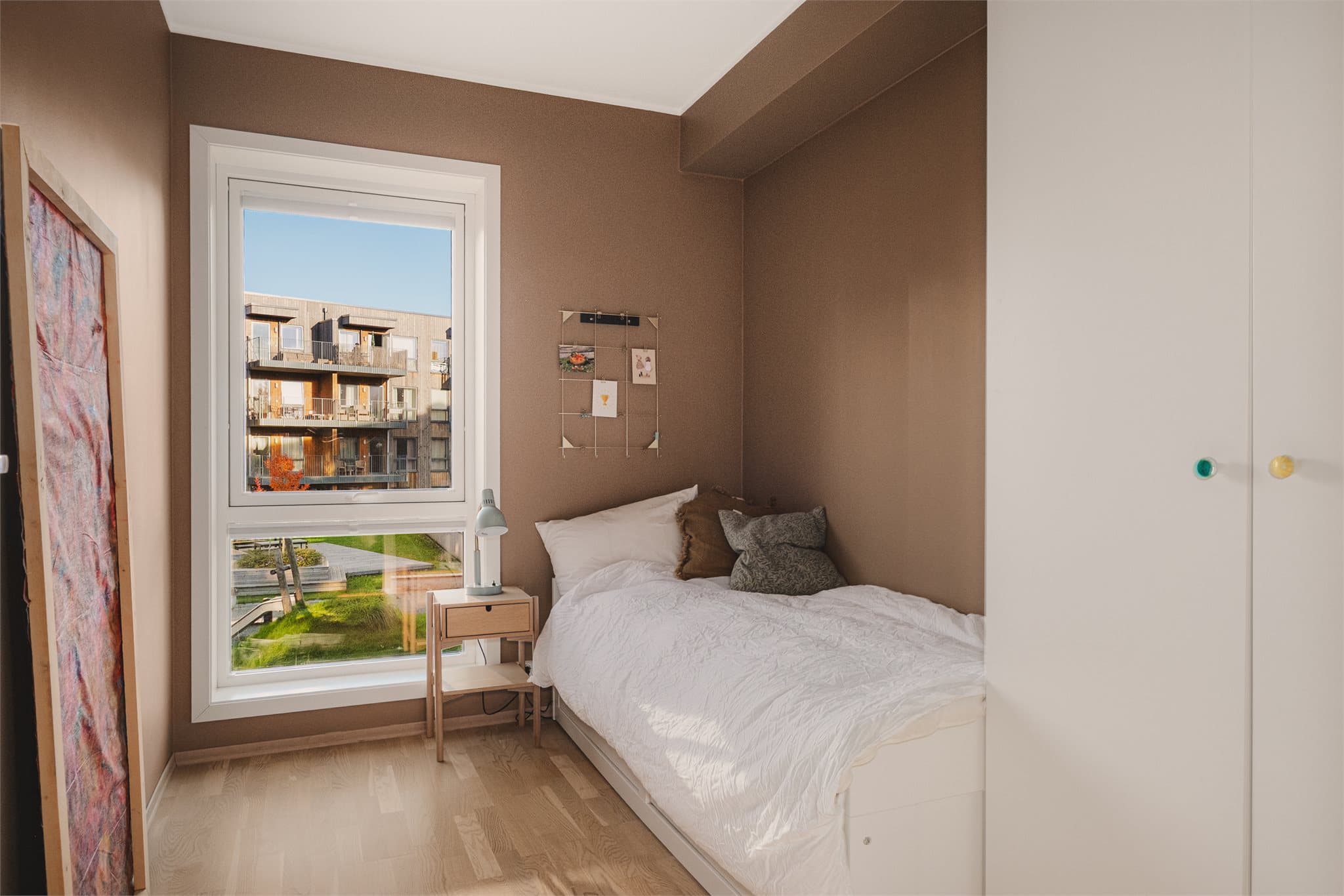 - Soverom 2 måler 6,9m² og passer perfekt som barne/gjesterom -