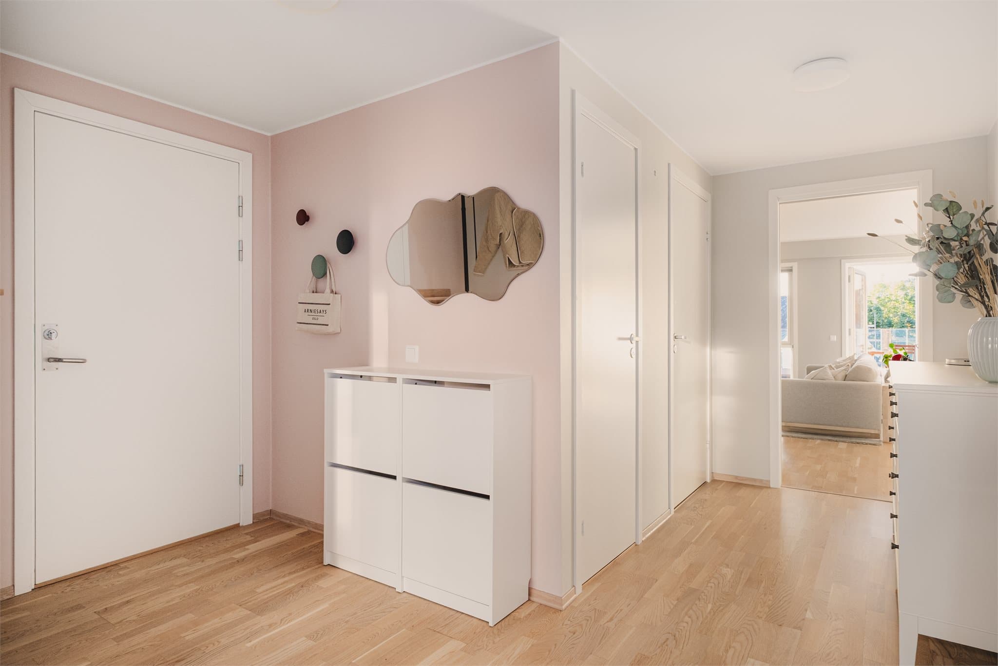 - Romslig entre med gode innredningsmuligheter -