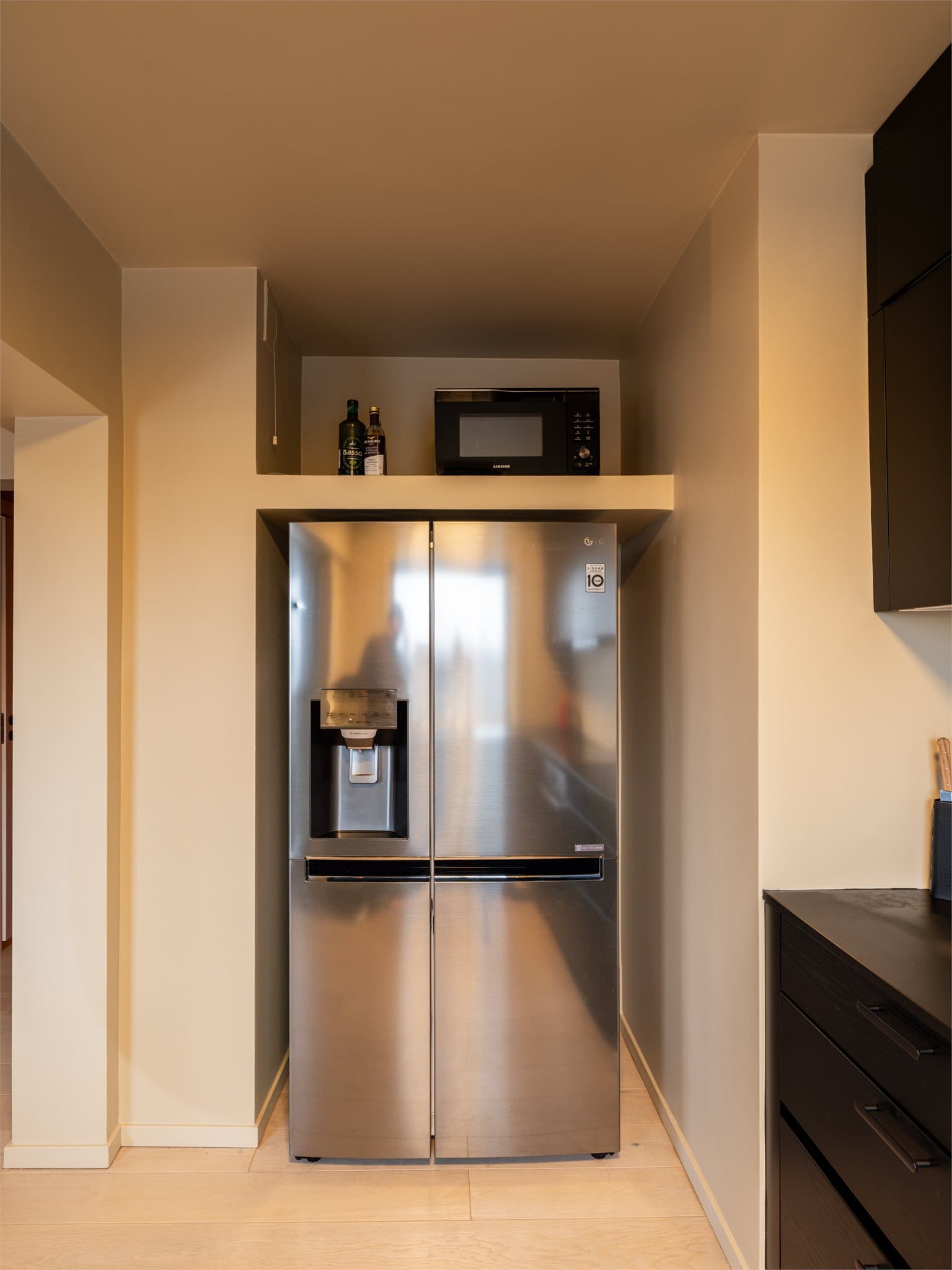 Det frittstående fryse- og kjøleskapet medfølger boligen.