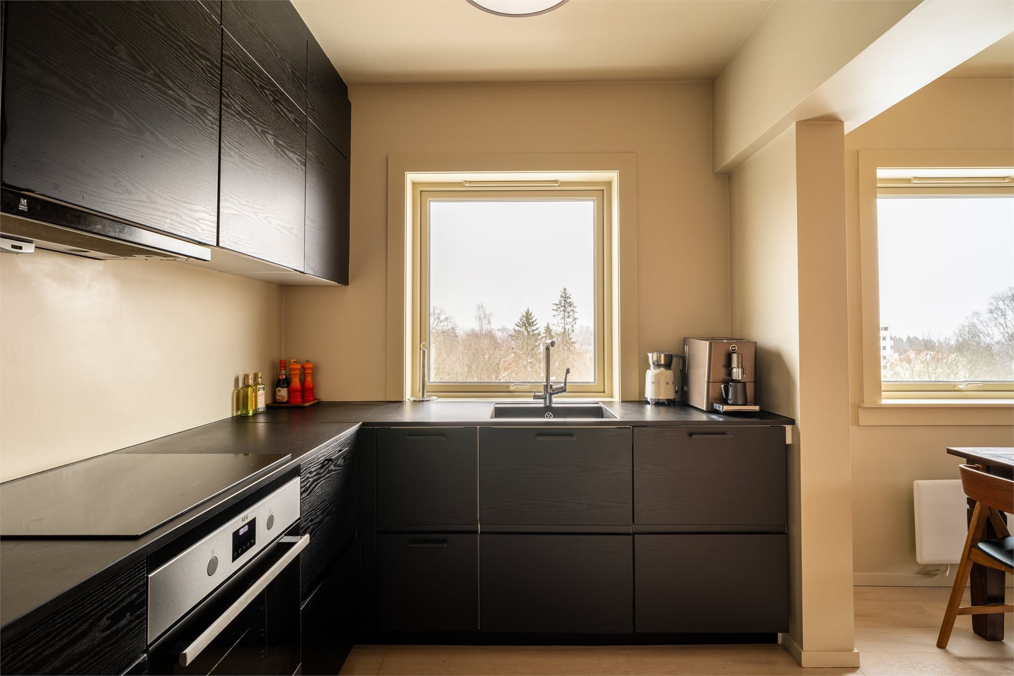 Kjøkkenet har integrerte hvitevarer som platetopp, stekeovn og oppvaskmaskin.