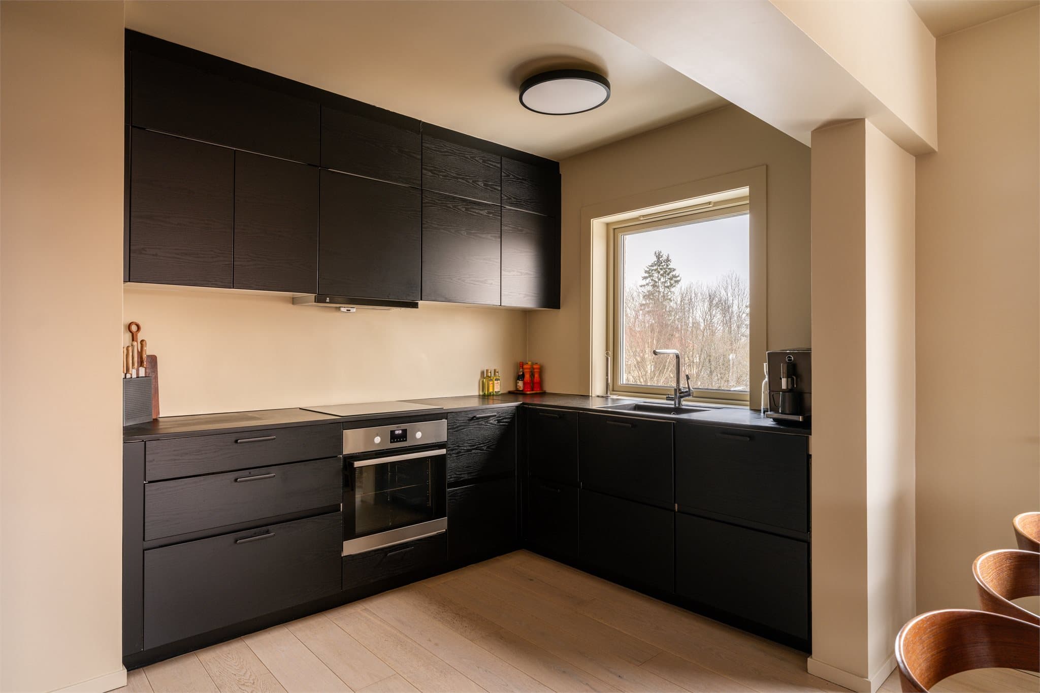 Det moderne kjøkkenet har en funksjonell utforming med god benke- og skapplass.