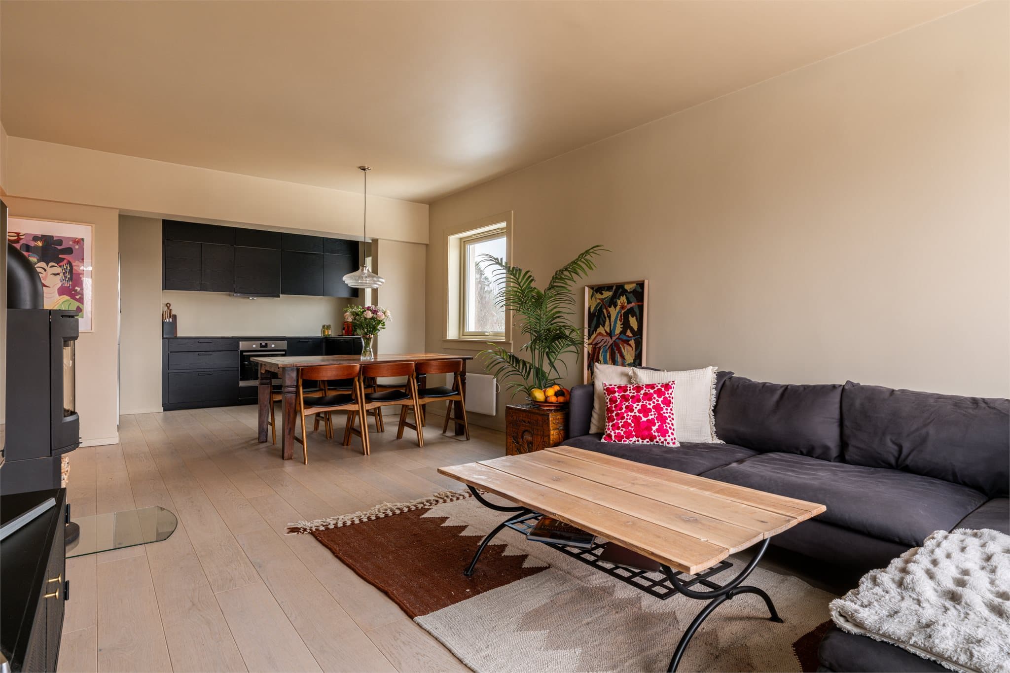 Gjennomgående parkett og overflater malt i 2025 gir et helhetlig inntrykk.