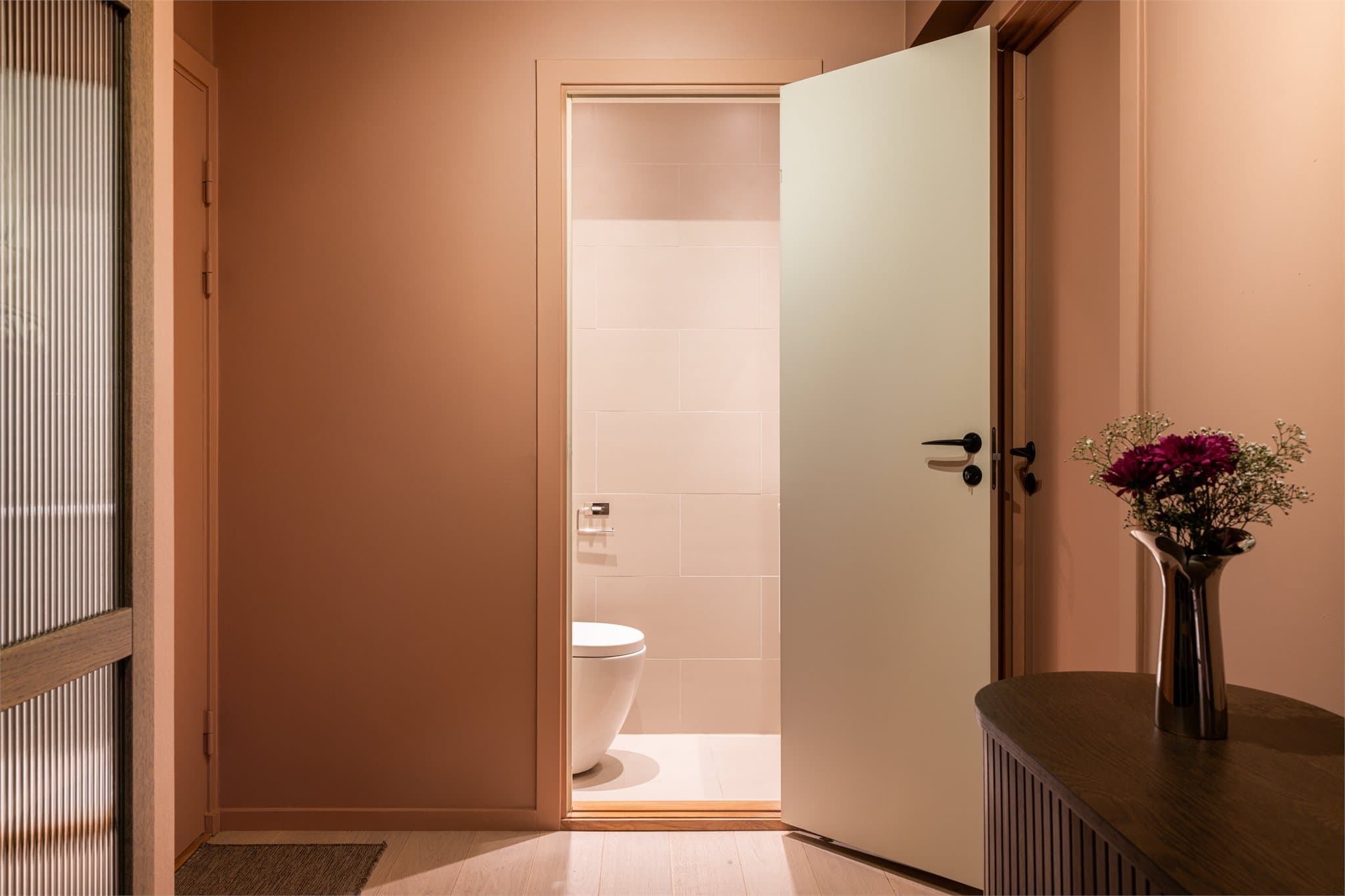 Et separat toalettrom er en funksjonell løsning i hverdagen, spesielt med gjester.