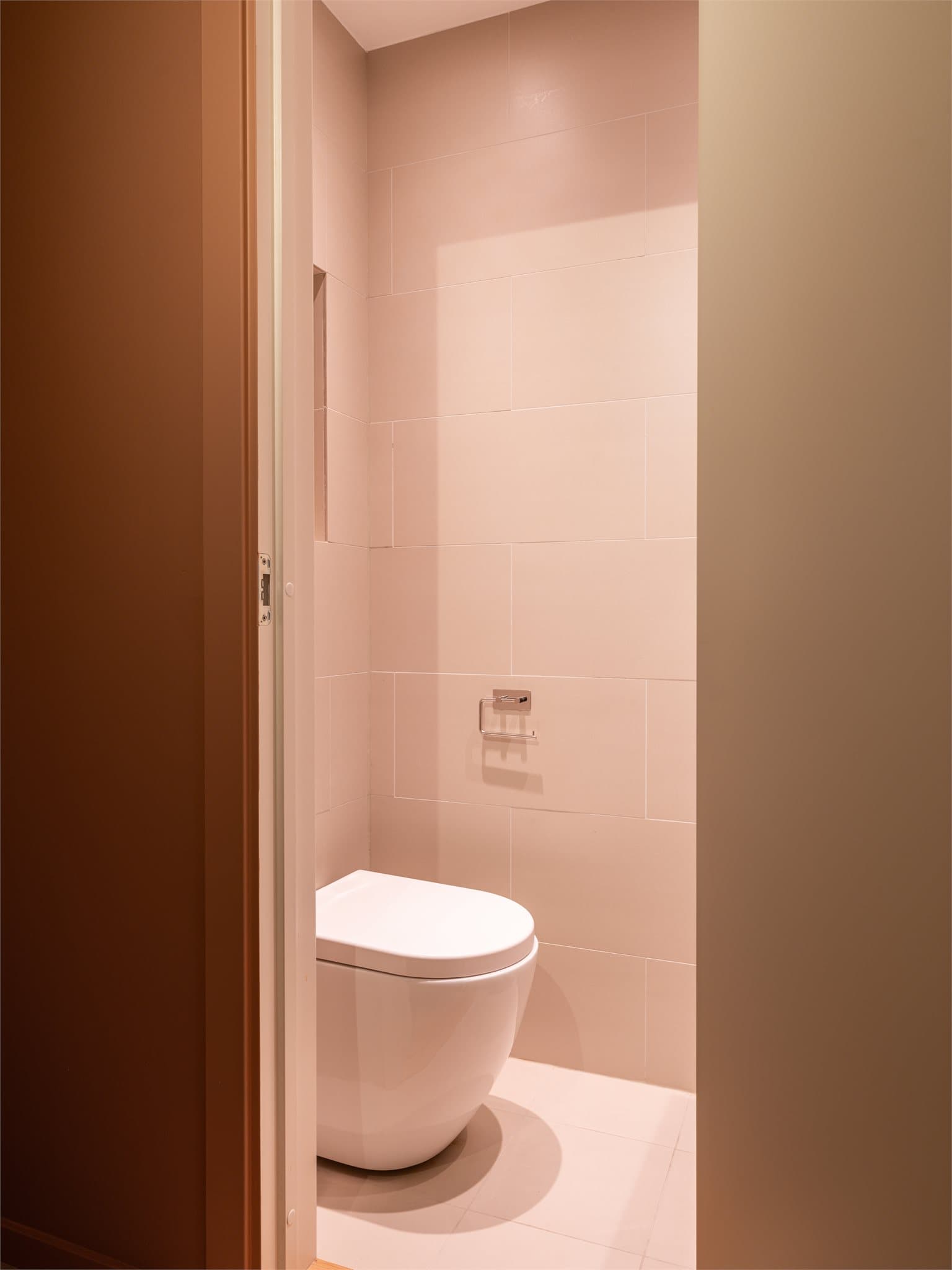 Toalettrommet er utstyrt med servant og speil.