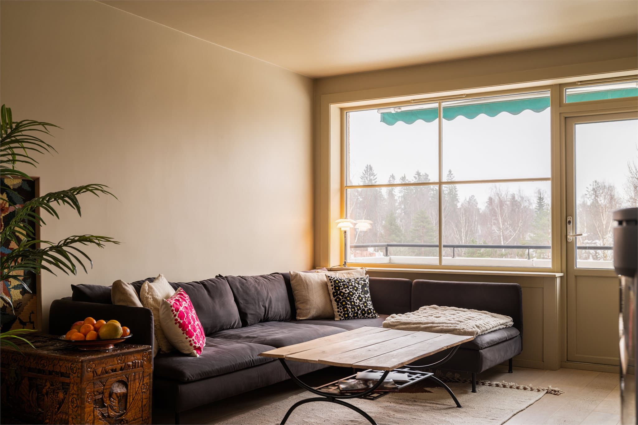 Stuen er romslig og lett å møblere, med plass til en stor sofagruppe.