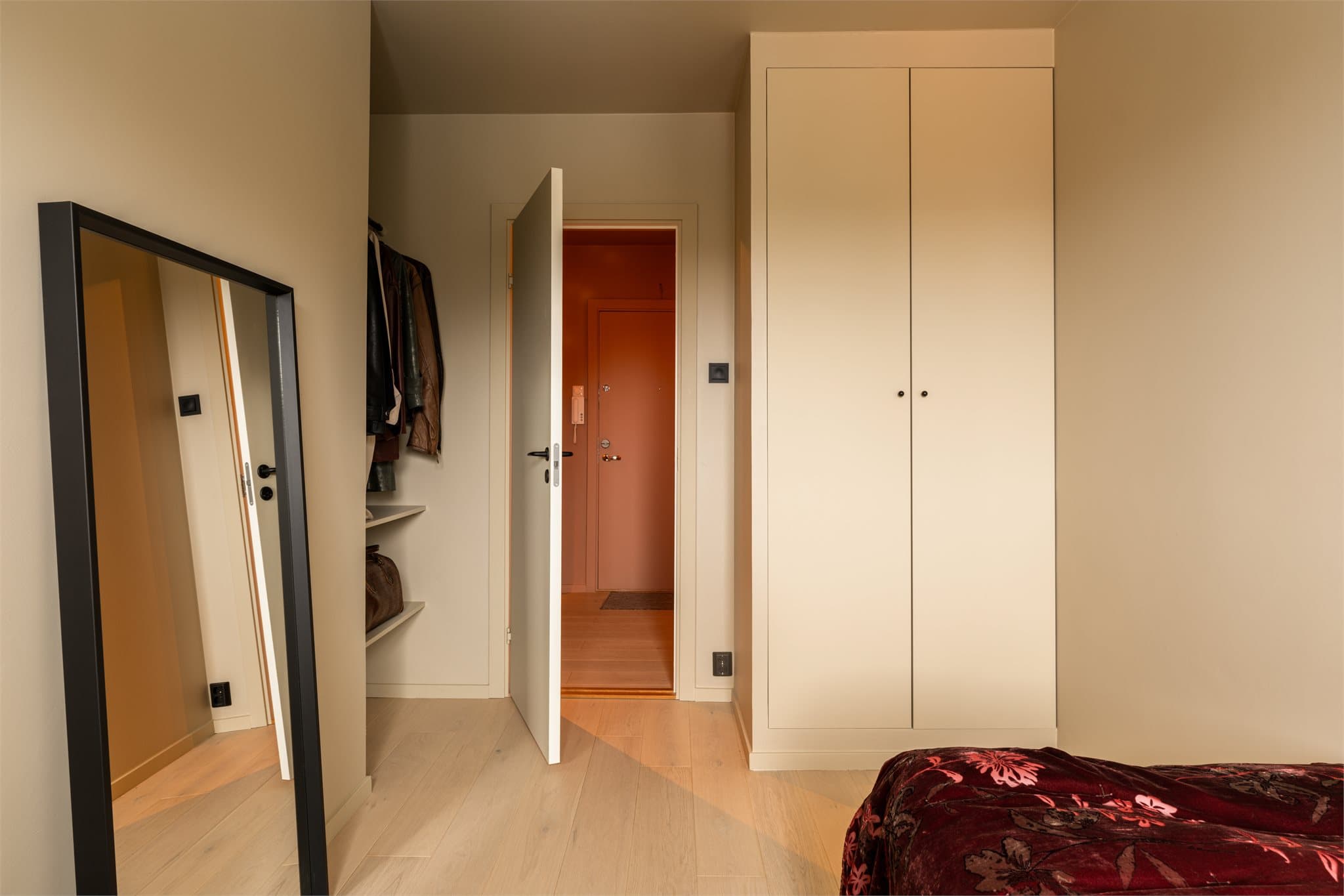 Rommet har plass til både seng og oppbevaringsmøbler.