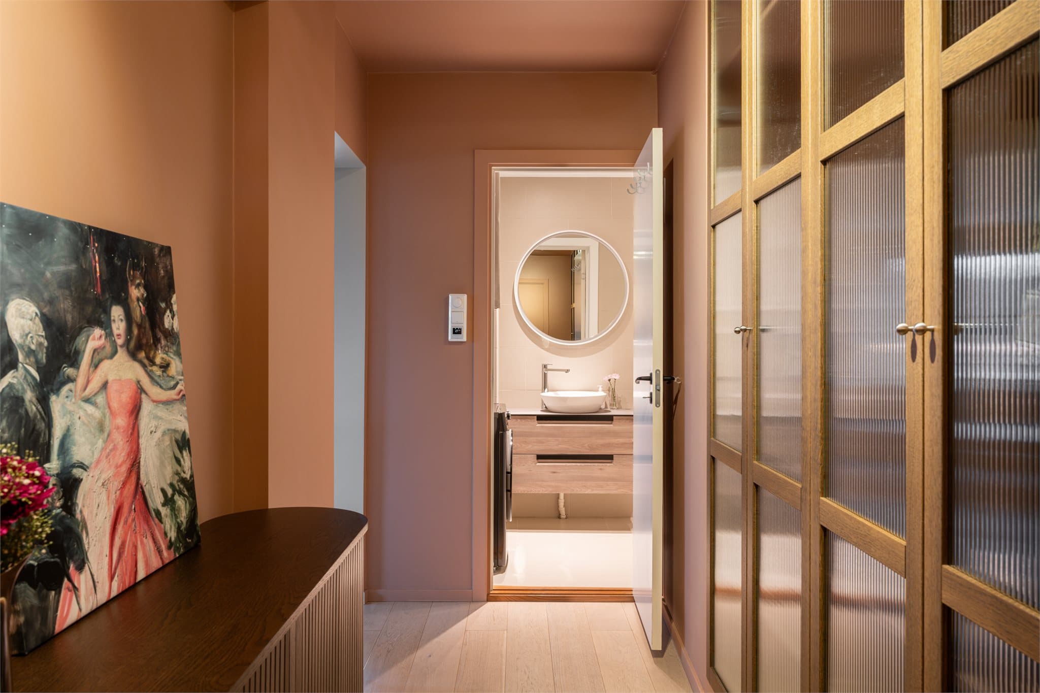 Leiligheten har en innbydende entré med en plassbygd garderobeløsning som gir rikelig med oppbevaringsplass.