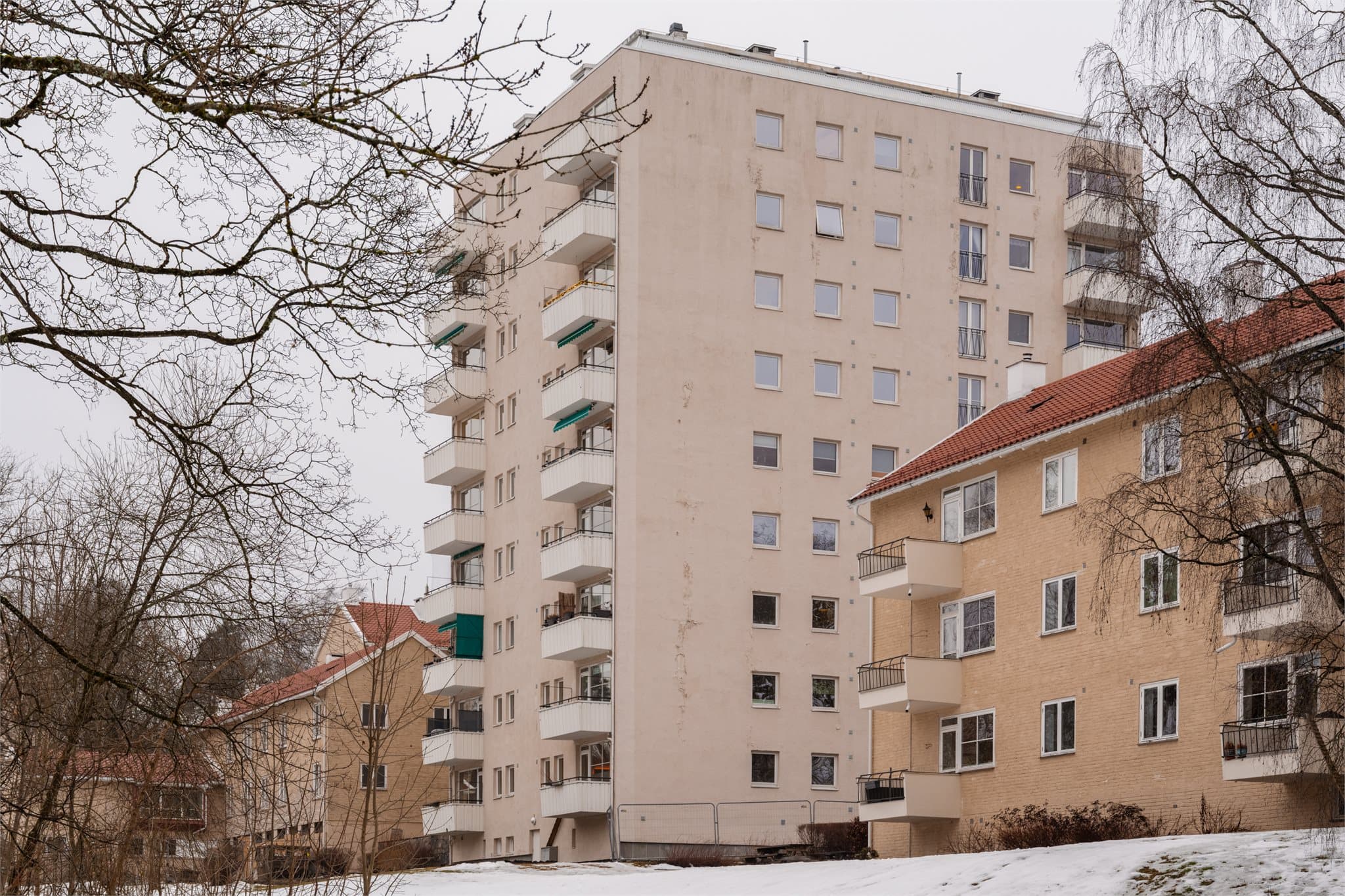 Bygget har heisadkomst og ligger skjermet til innerst i en blindvei.