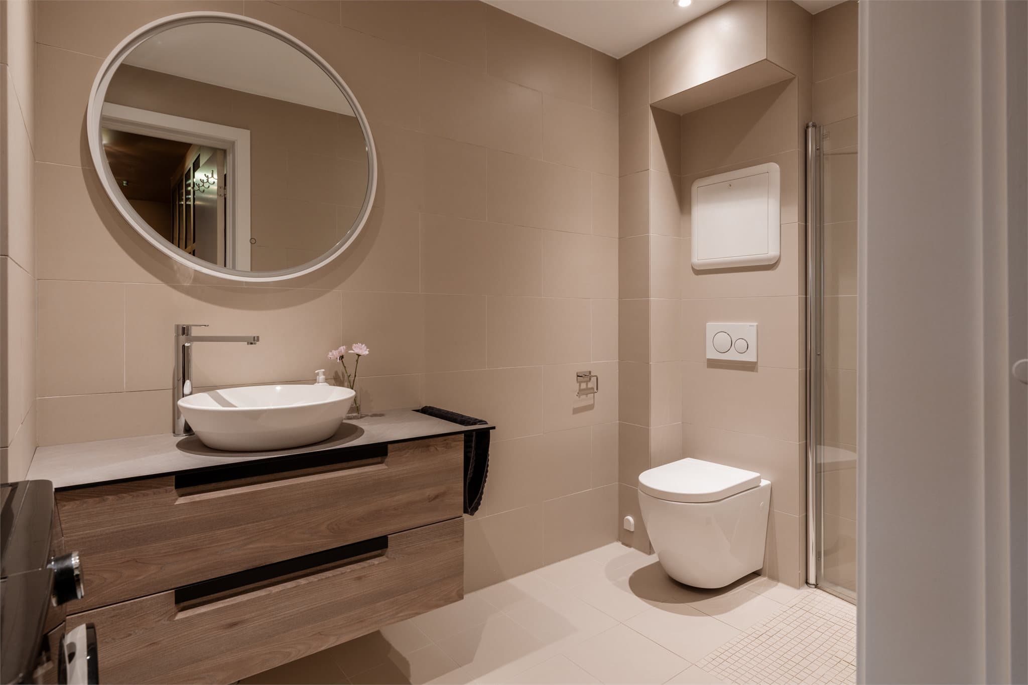 Badet ble modernisert i 2017 og har delikate fliser, varmekabler i gulvet og en stilren innredning med bolleservant.