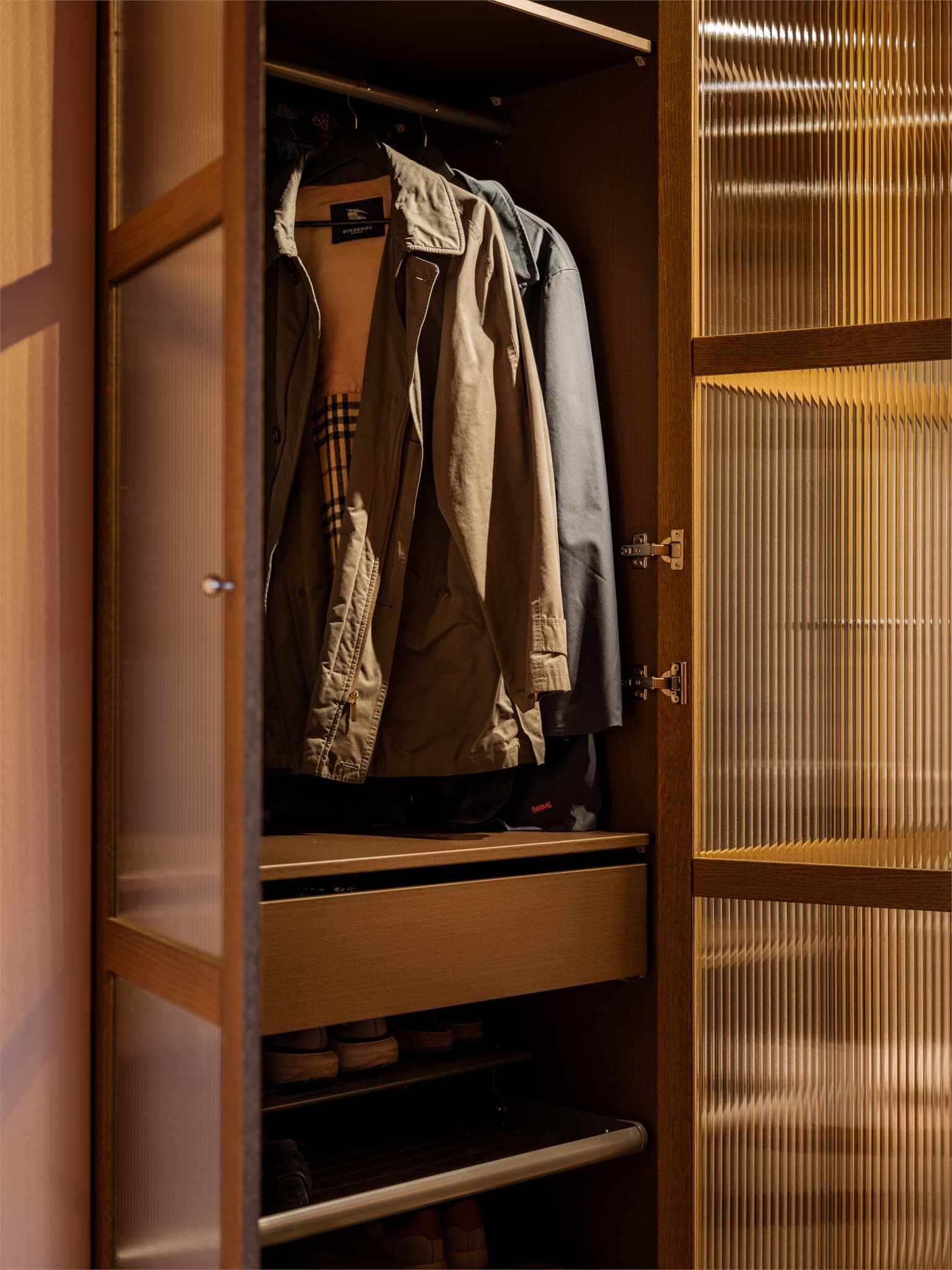 Garderobeskapet har en gjennomtenkt innredning med både hyller, skuffer og oppheng.