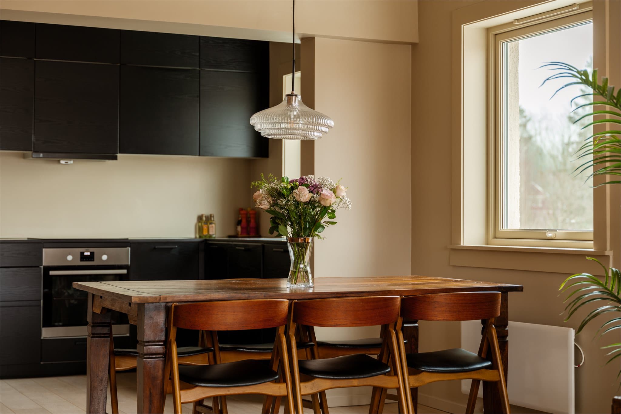 Kjøkkenet fra Kvik er nytt fra 2017 og har stilrene, sorte fronter og integrerte hvitevarer.