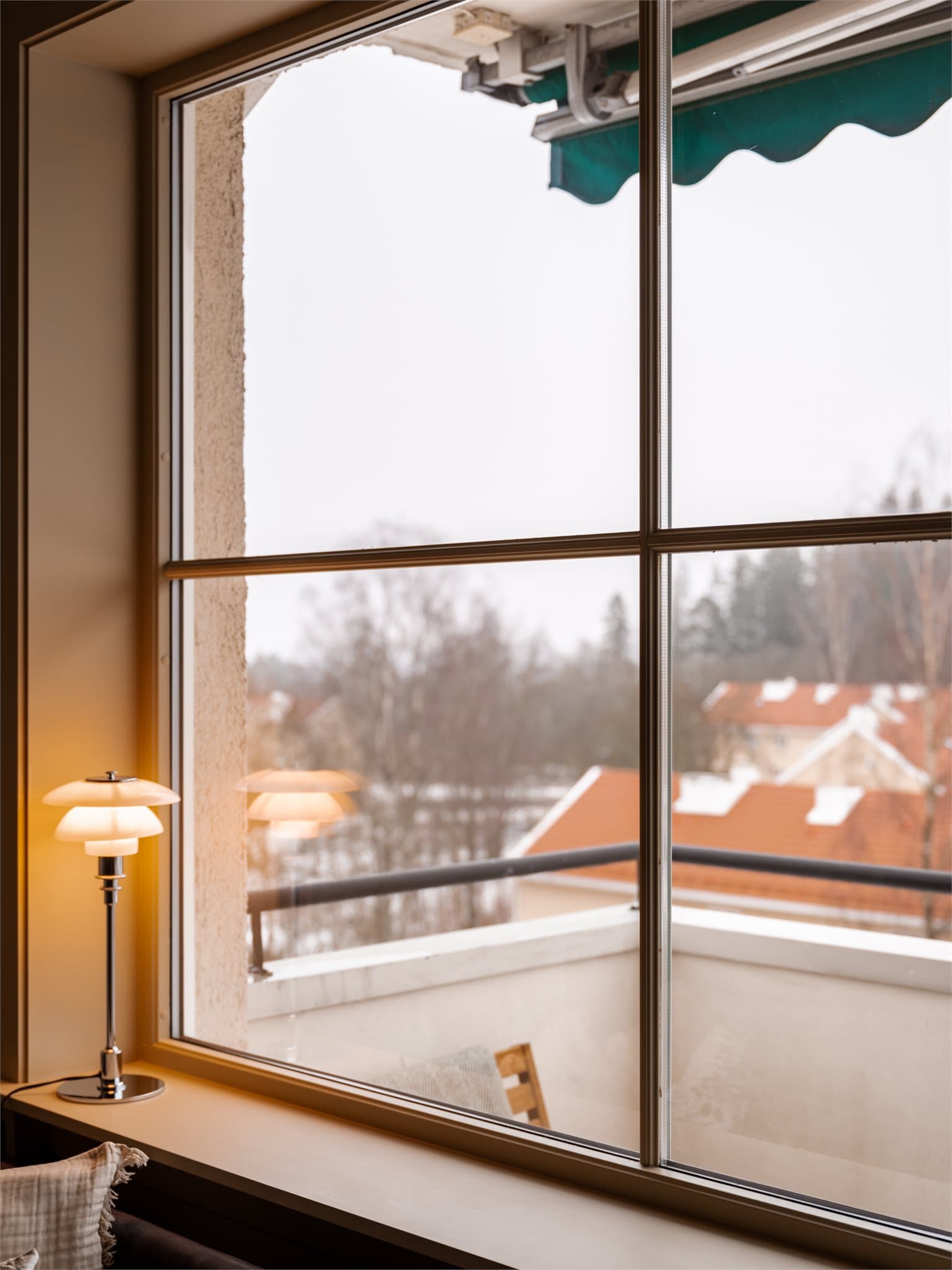 Hjørneleilighetens mange vinduer slipper inn rikelig med dagslys.