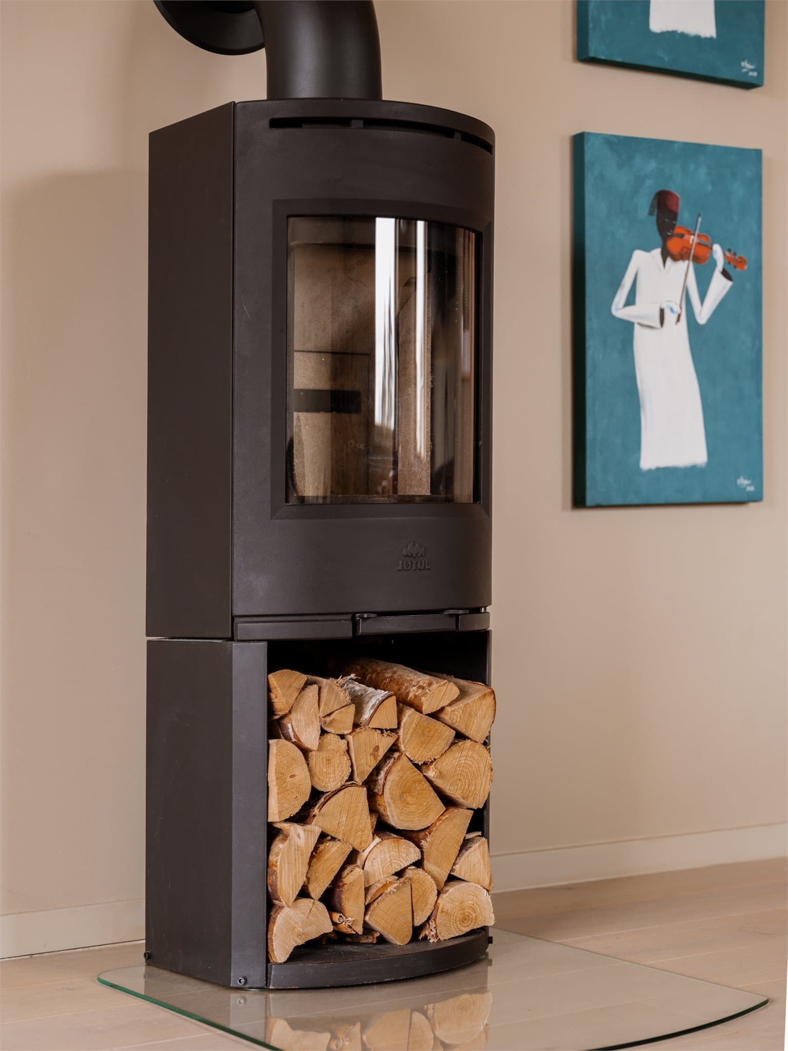 Peisen i stuen gir en lun og hyggelig stemning på kjølige kvelder.