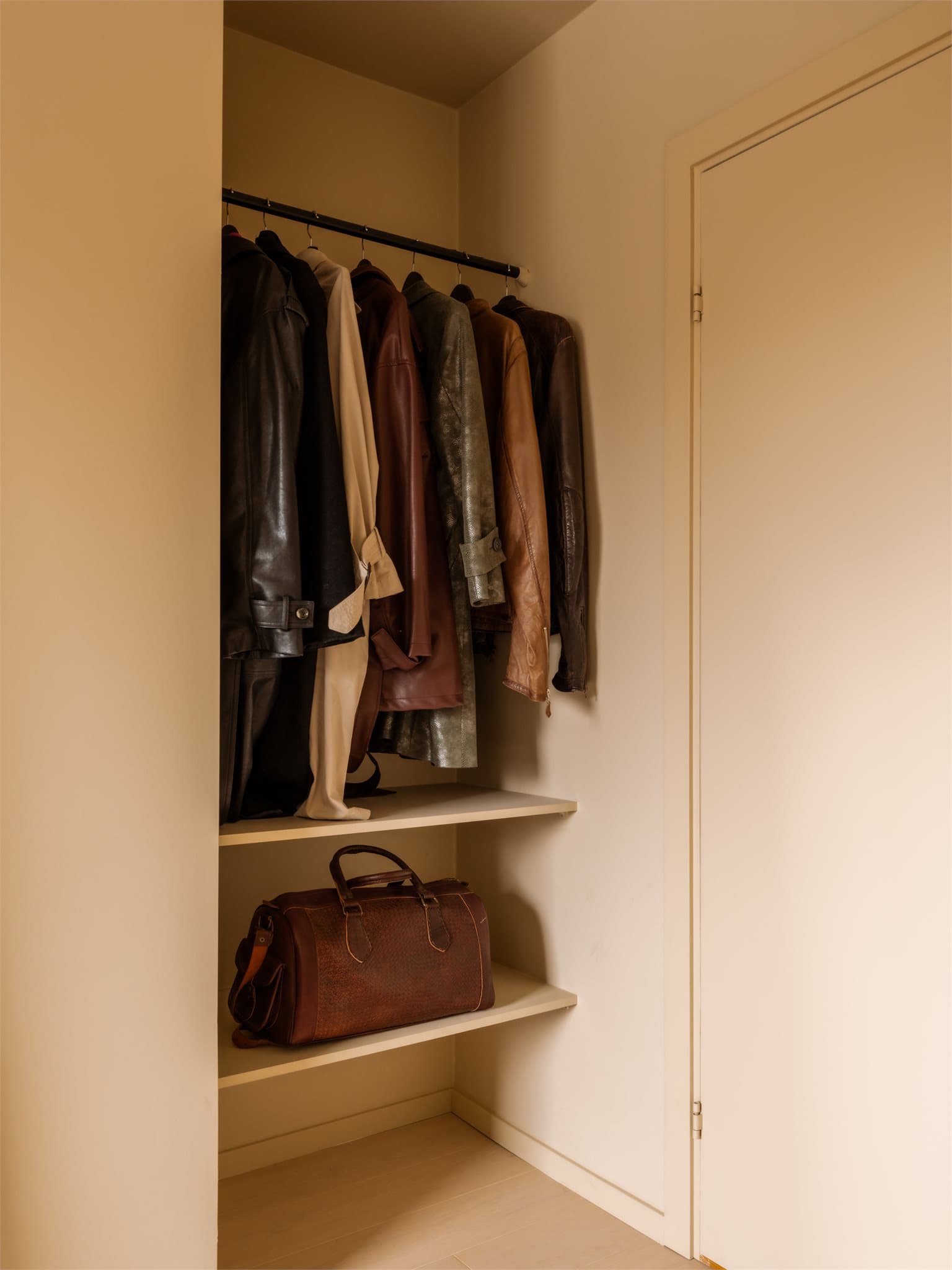 Praktisk, åpen garderobeløsning.