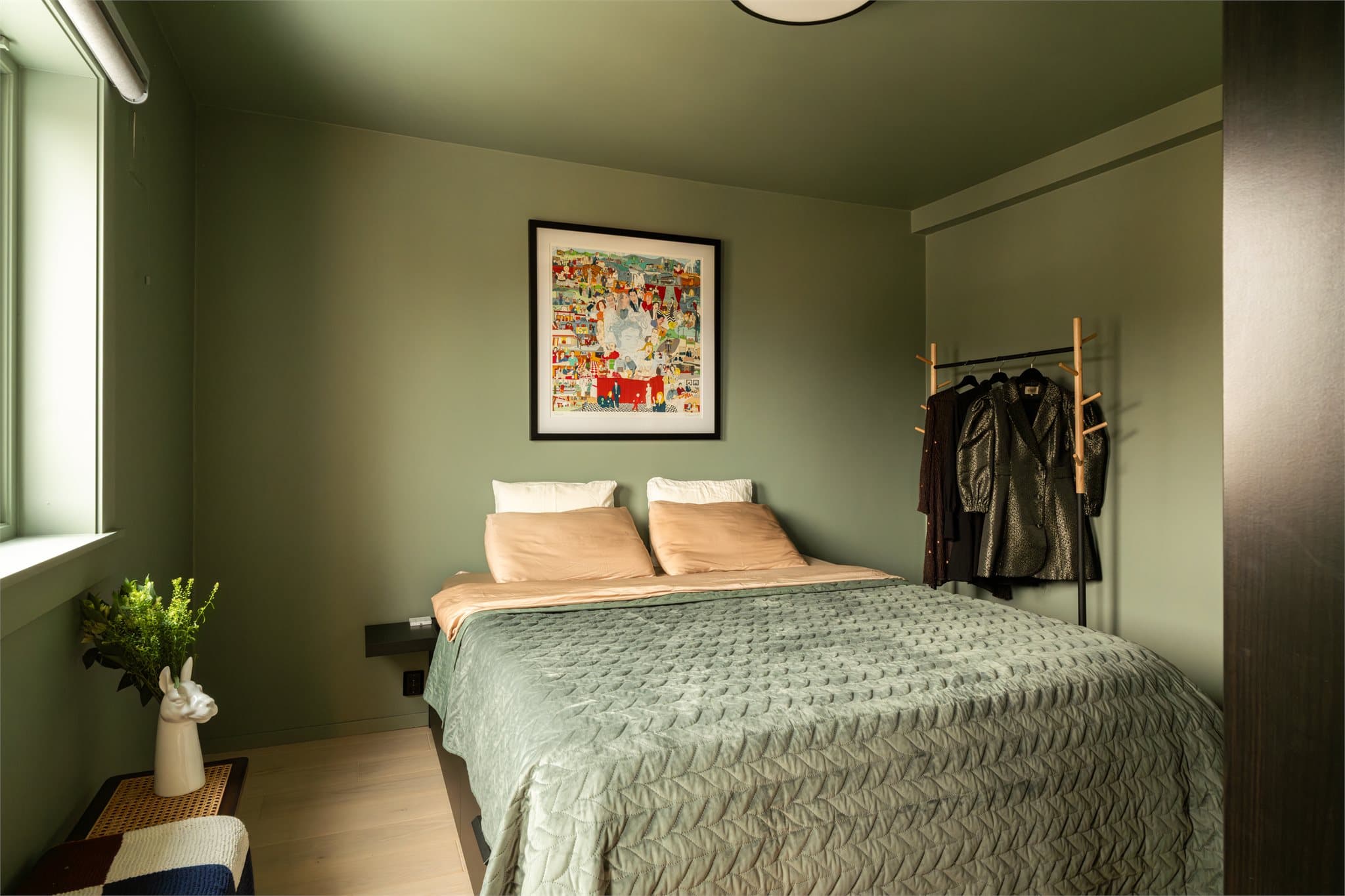 Hovedsoverommet har god plass til dobbeltseng og ønsket nattbordsmøblement.