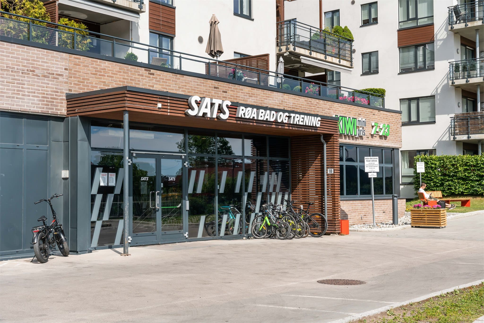 På Røa finner du også treningssentre som Evo og Sats, samt Røa bad med svømmehall.