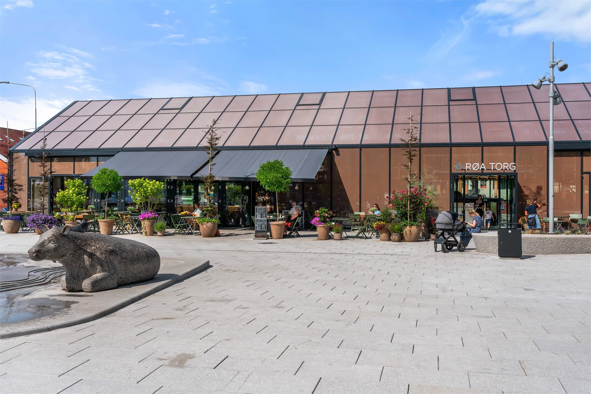 Bare noen minutter fra boligen ligger Røa, hvor Røasenteret og Røa Torg tilbyr et bredt servicetilbud.