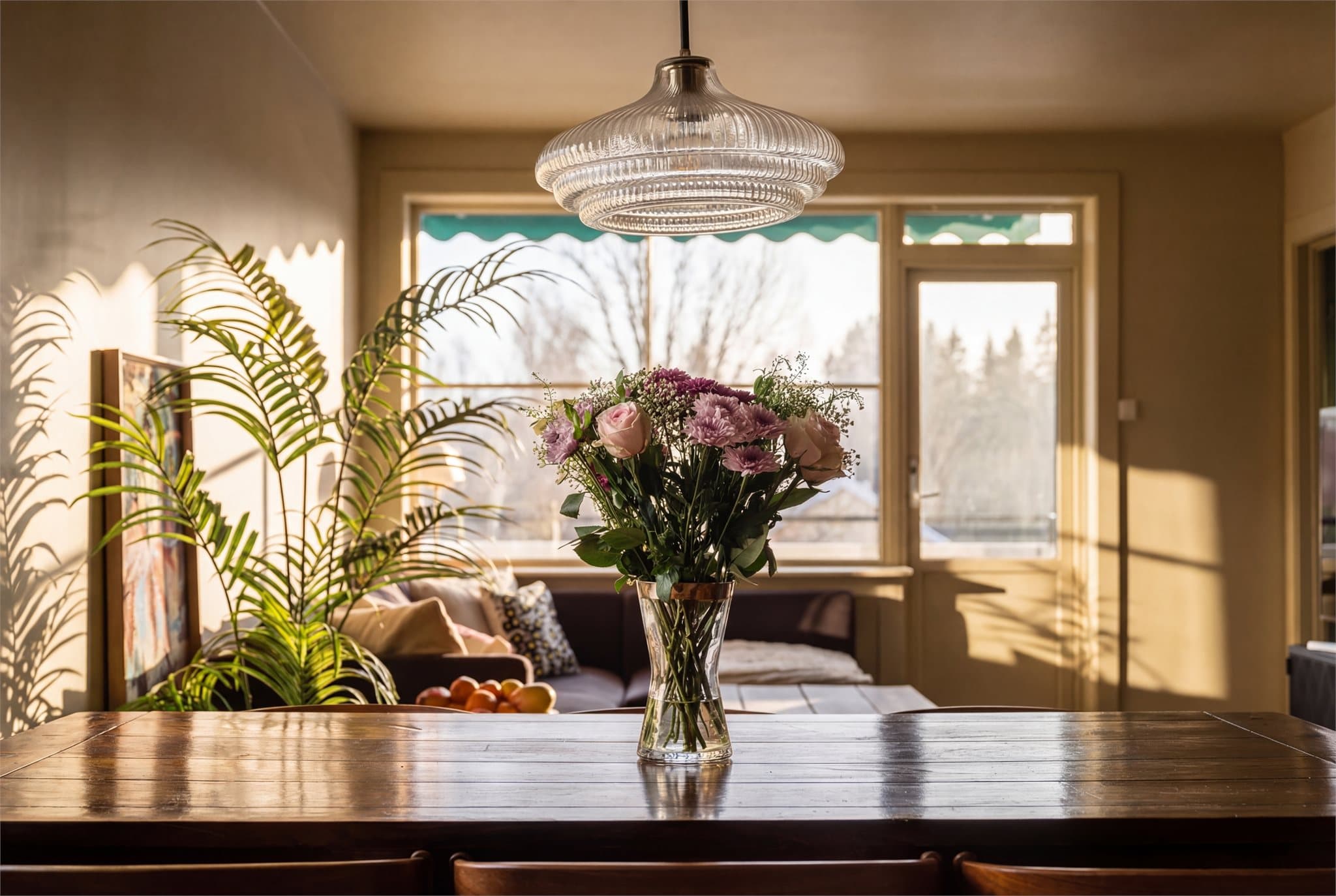 En lys og gjennomgående hjørneleilighet med åpen stue- og kjøkkenløsning. Takhøyden på 2,55 meter og store vindusflater skaper en luftig atmosfære. Bildet er AI redigert.