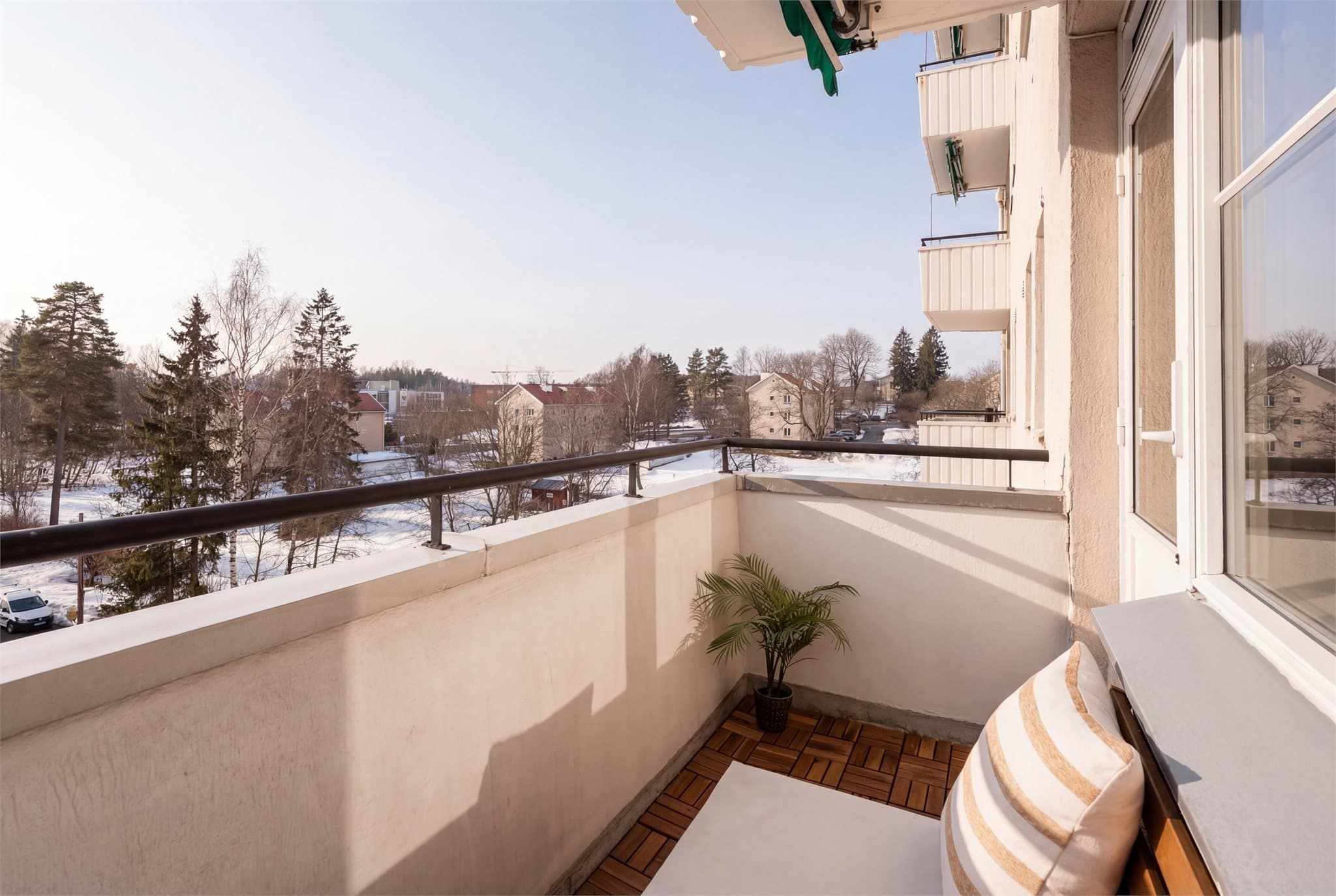 Fra stuen er det utgang til en balkong på ca. 3,7 m². Høyt og fritt i 6. etasje med fin utsikt, gode solforhold og lite innsyn. Bildet er AI redigert.