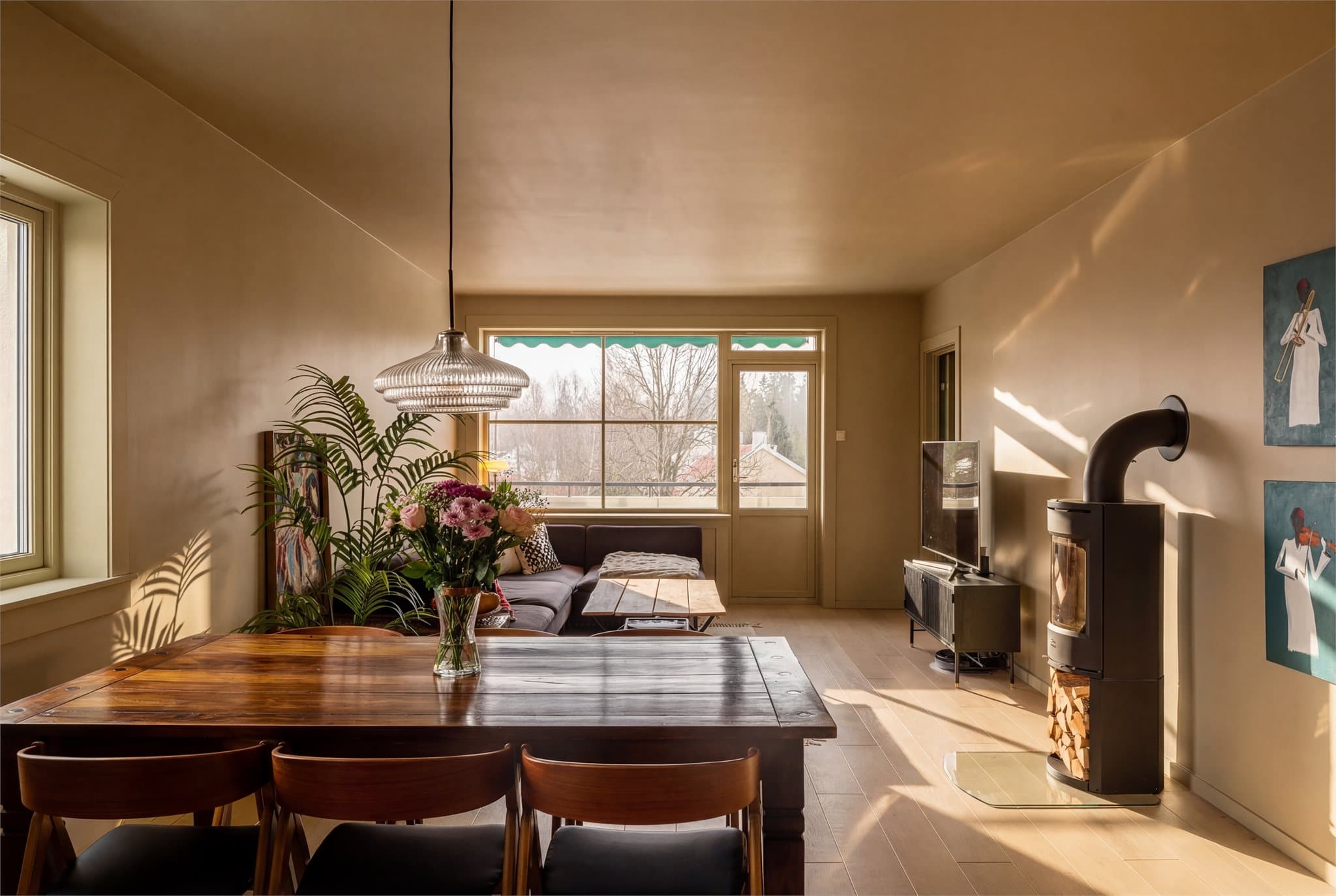 Den sosiale sonen binder kjøkken, stue og spisestue sammen. Bildet er AI redigert.