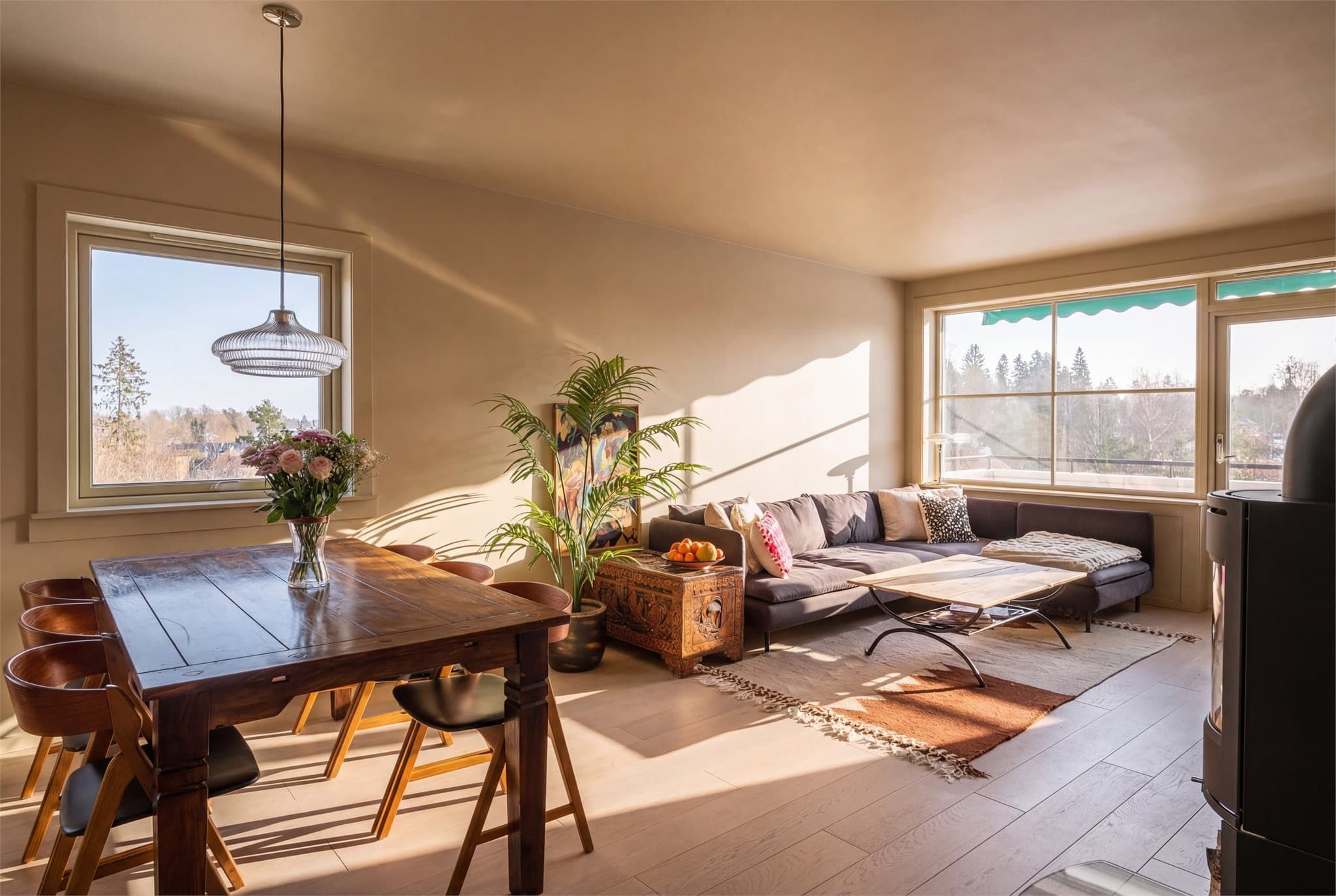 Emera Eiendomsmegling ønsker velkommen til Flyveien 13! Foto: Joakim Karlsen. Bildet er AI redigert.