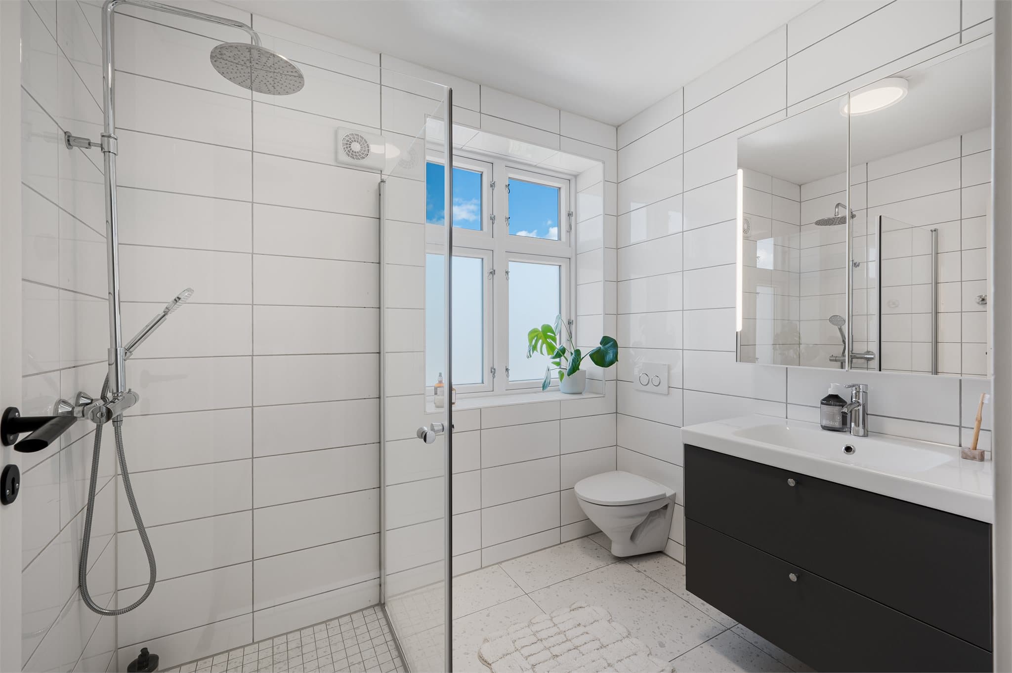 - Lyst og moderne bad som måler 4,4m² -