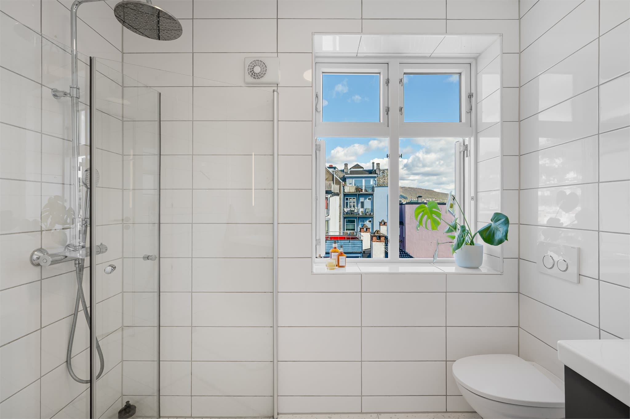 - Badet er innredet med vegghengt toalett, heldekkende servant, dusjdører i glass og fordelerskap til "rør i rør" vannforsyning -