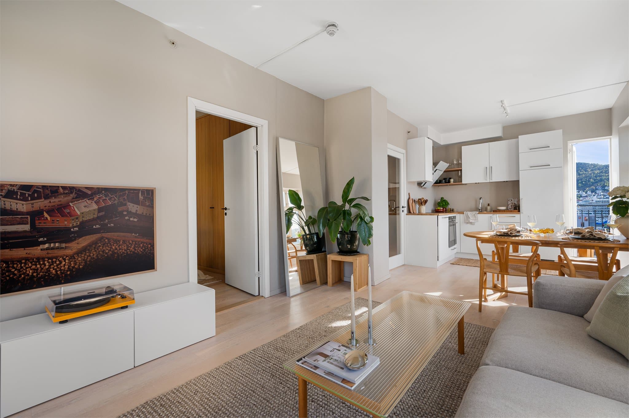 - Stue/kjøkken måler 23,3m² -