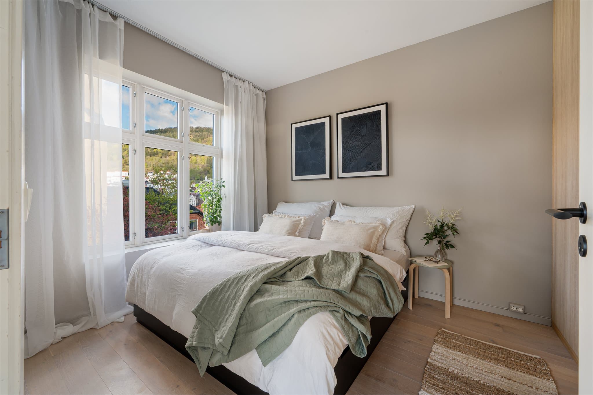 - Soverommet måler 11,1m² -