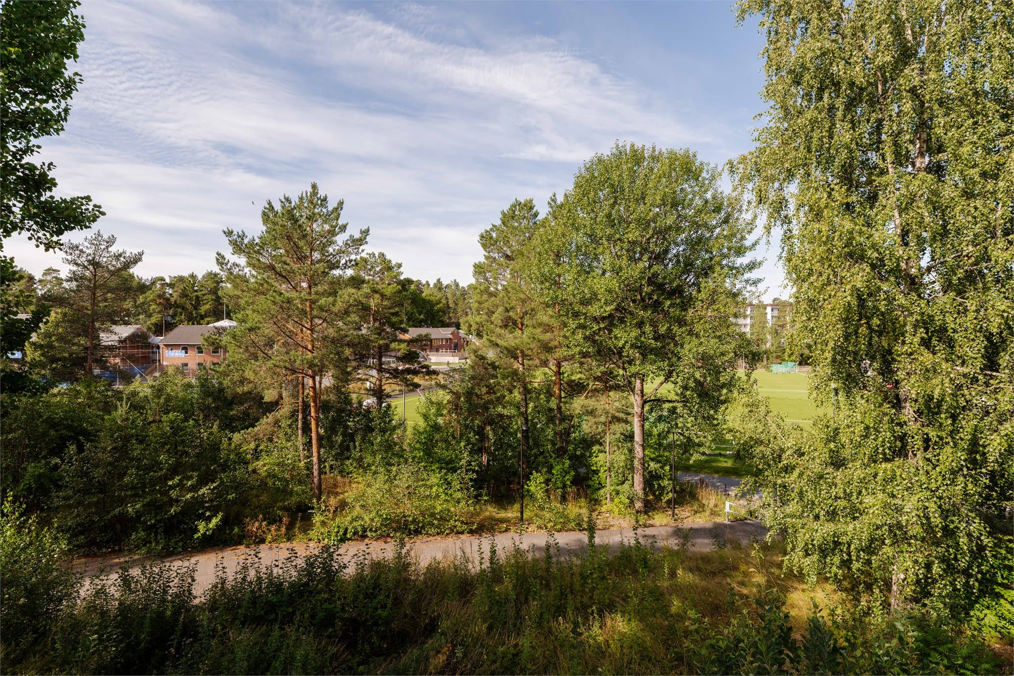 Svært skjermet beliggenhet innerst i en rolig endevei, helt uten innsyn.