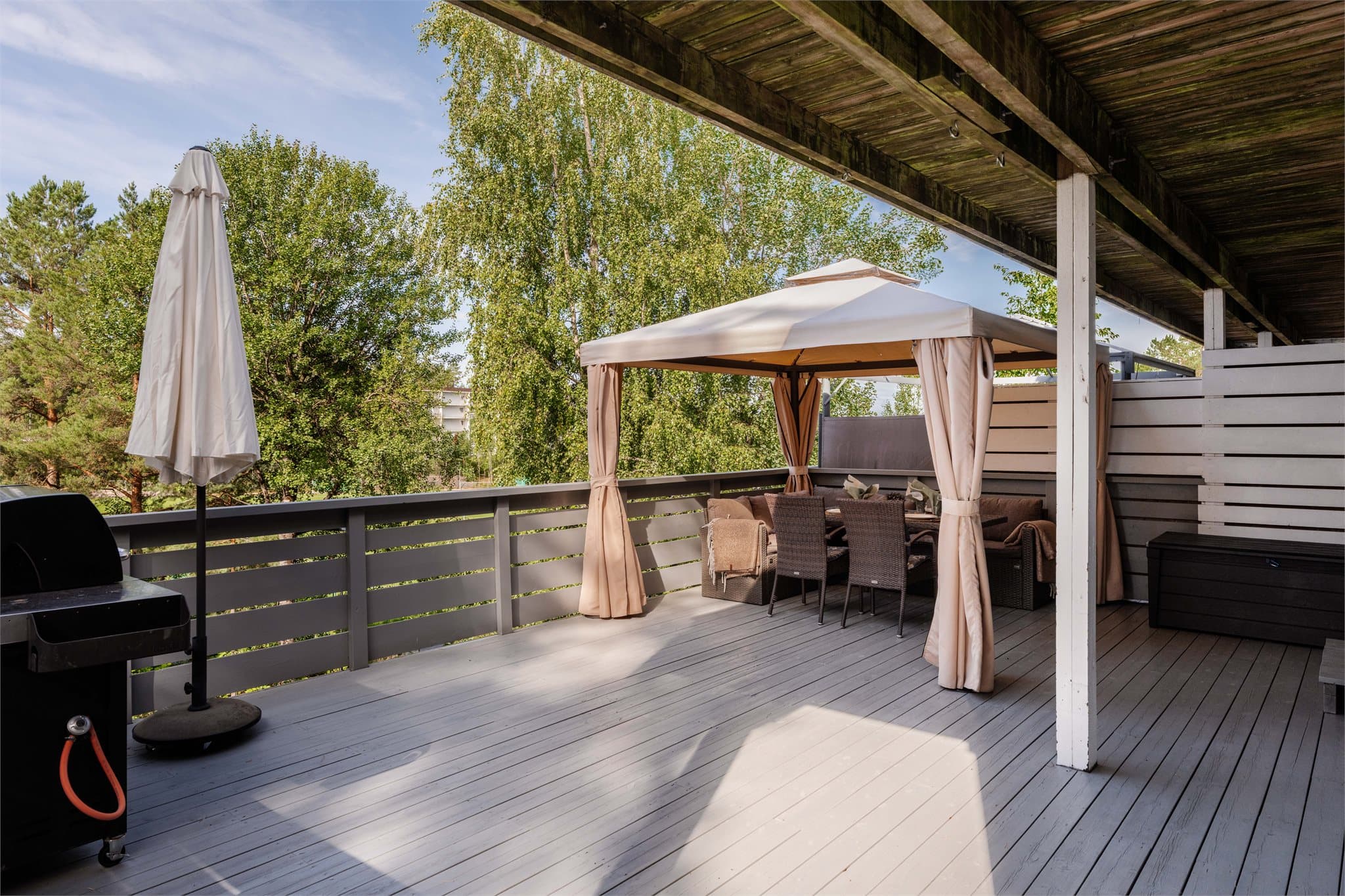 Her får dere hele 75 m² med utearealer fordelt på tre terrasser, i tillegg til en opparbeidet hage.