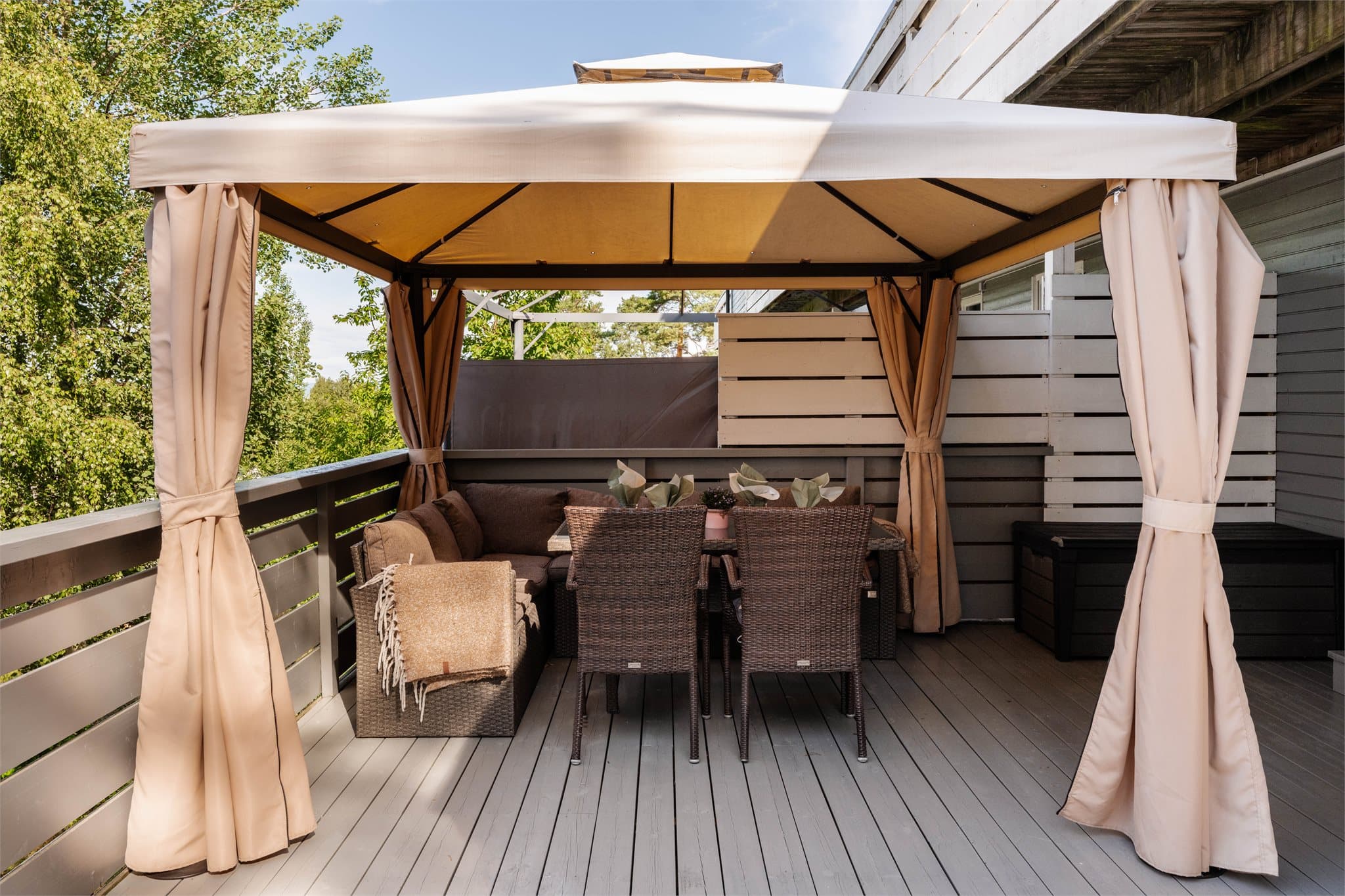 Stor og hyggelig terrasse med paviljong, perfekt for avslappende dager og lange sommerkvelder.