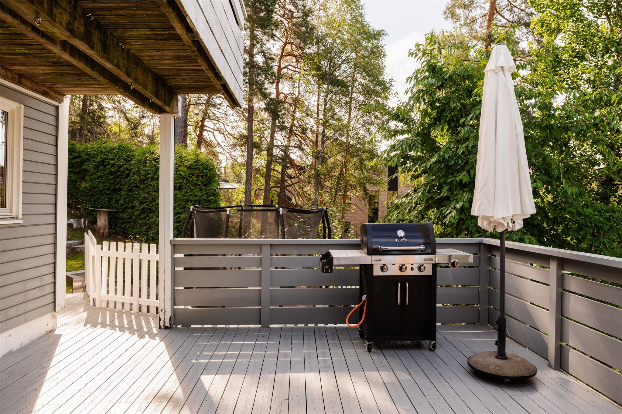 Her er det god plass til grill og enkel adkomst videre ut i hagen.