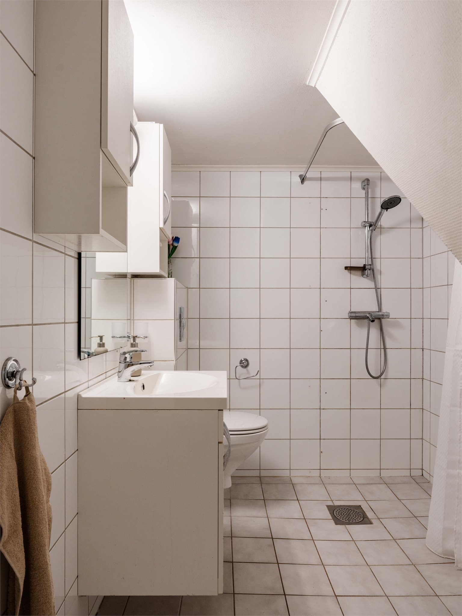 Flislagt baderom med varme i gulvet.