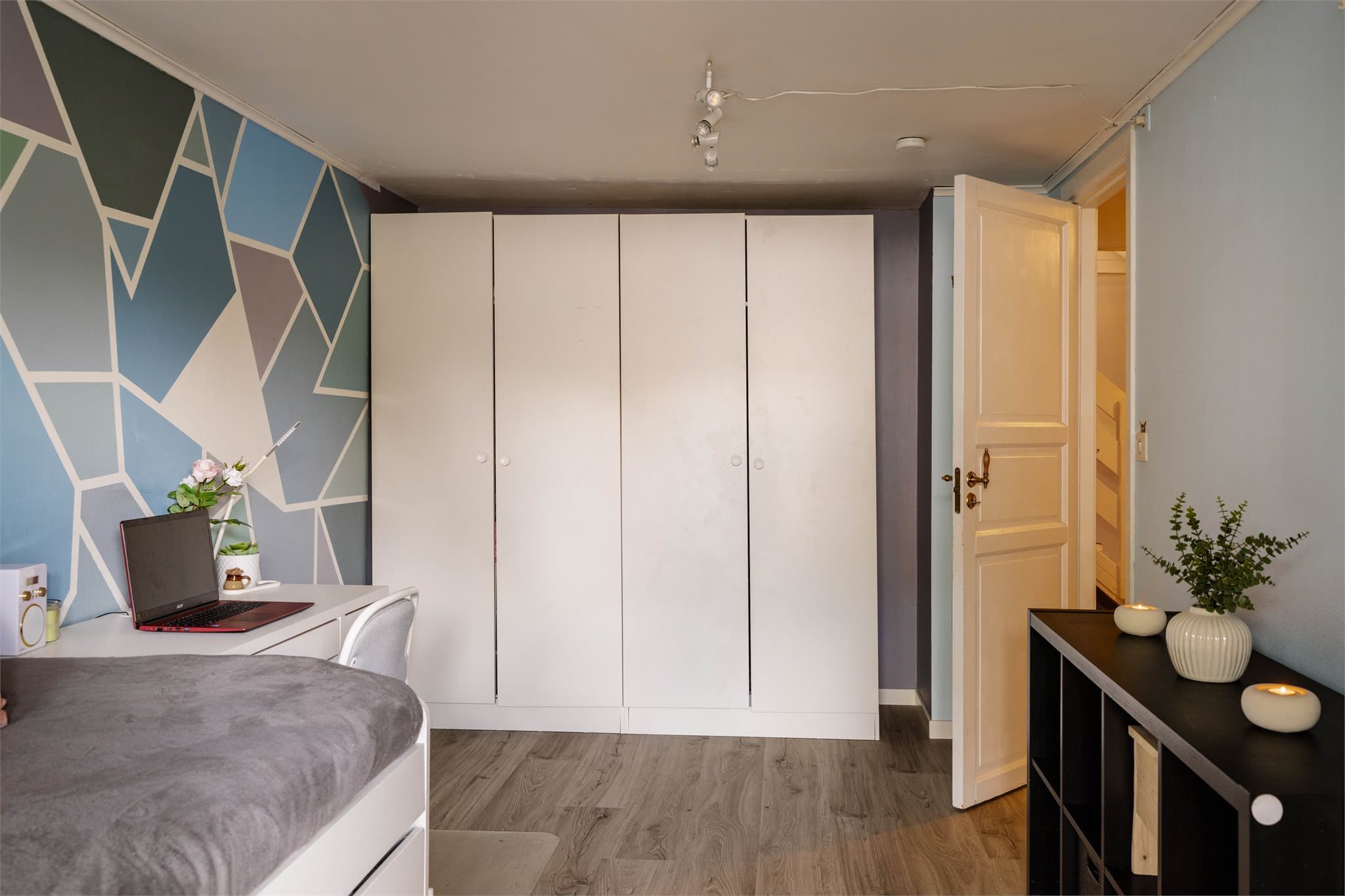 Dette rommet er stort med plass til garderobeløsning, seng, skrivepult og mer.